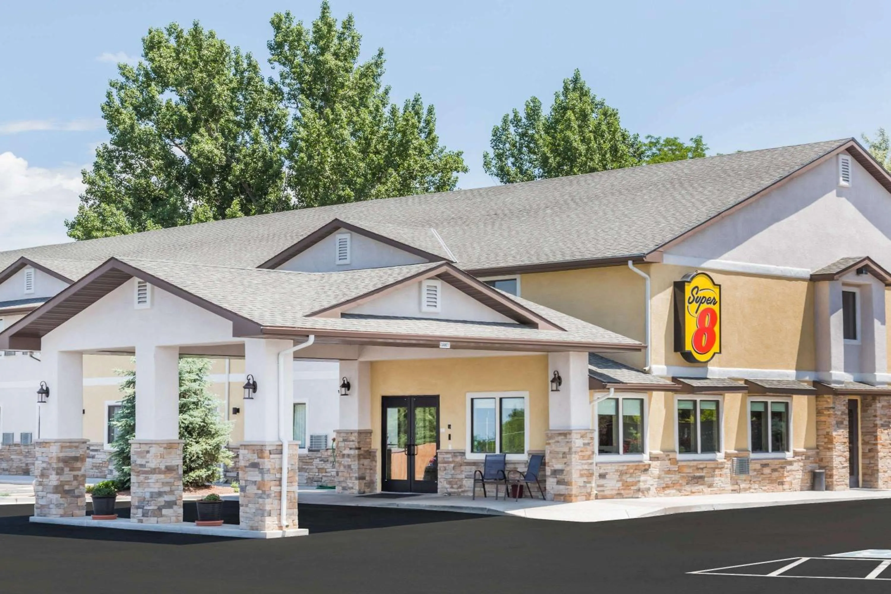 Property building in Super 8 by Wyndham Montrose