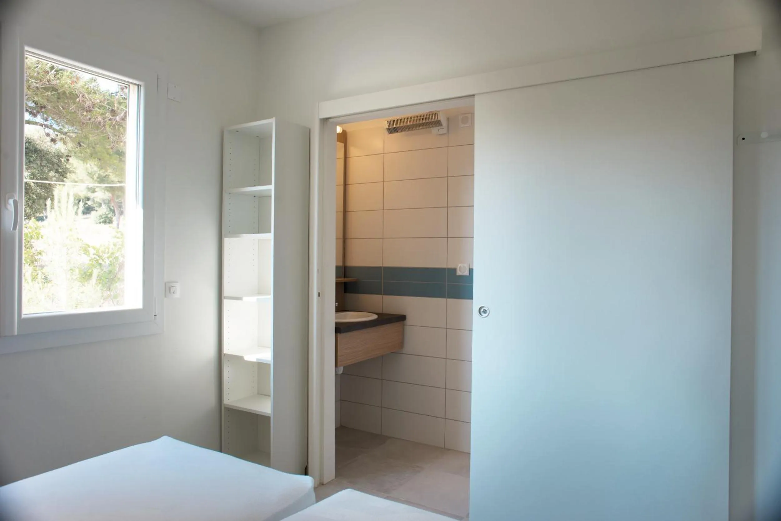 Bathroom, Bed in Appartements des Joncas