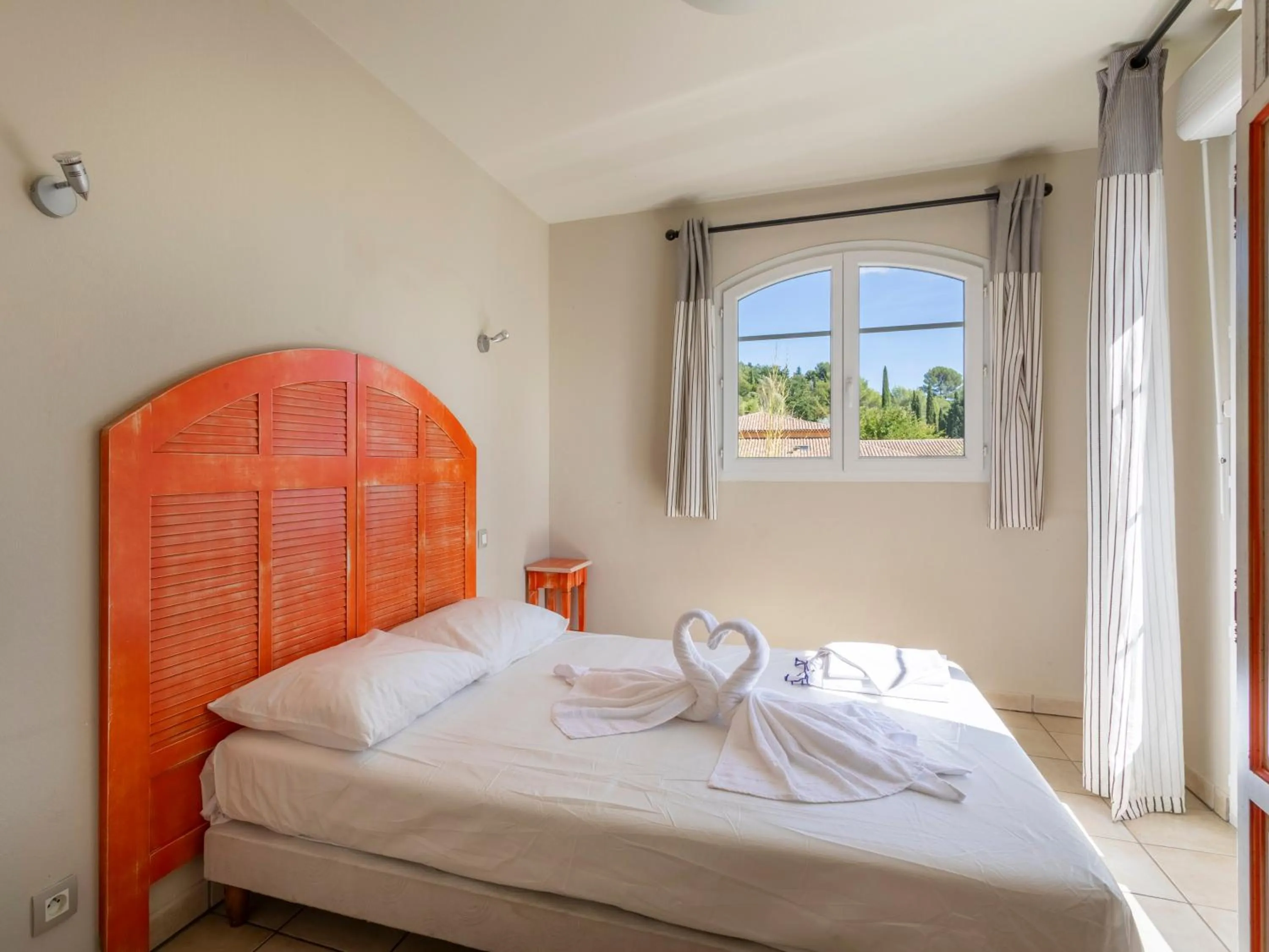 Bedroom, Bed in Vacancéole – Le Domaine de Camiole