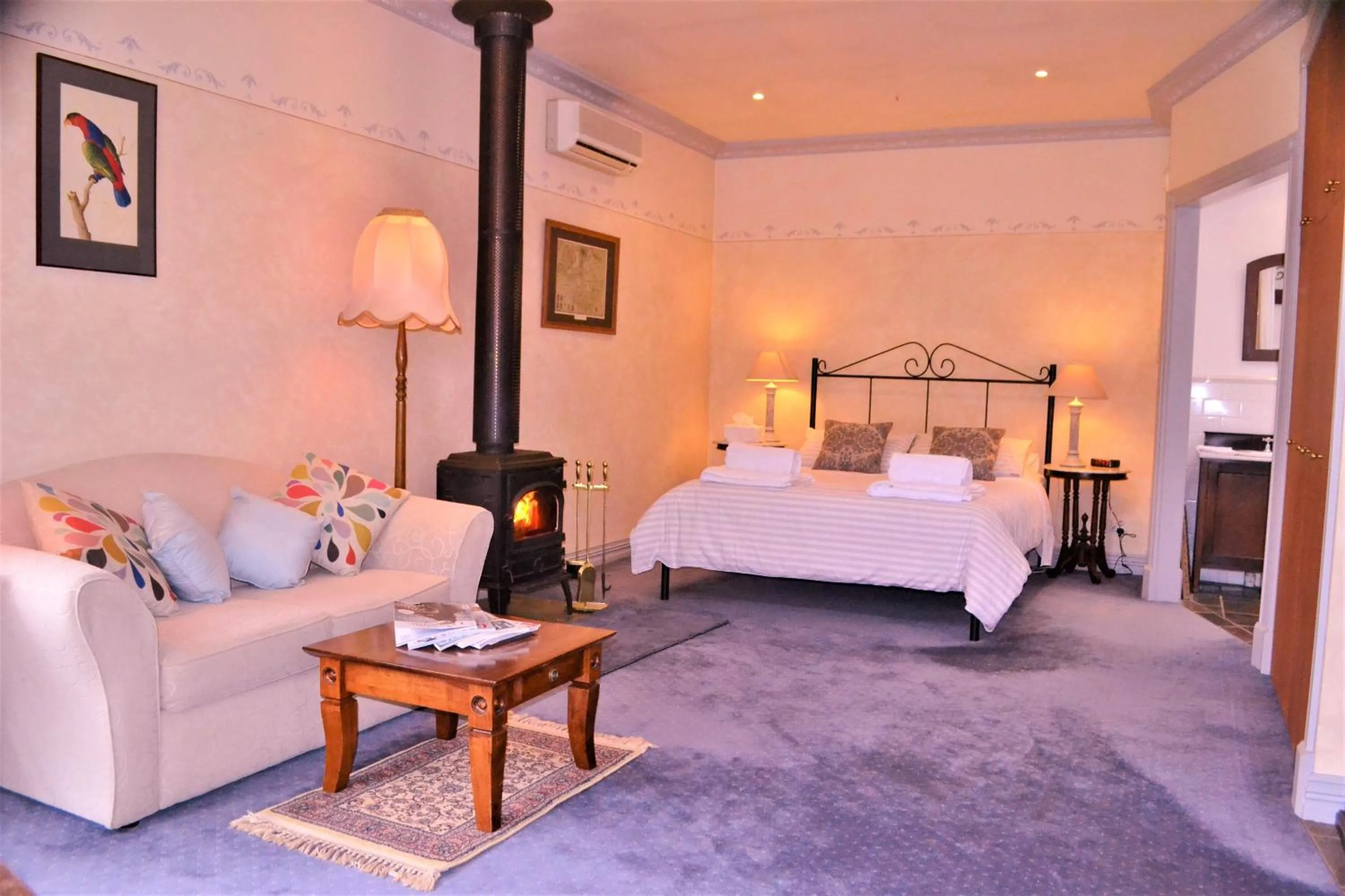 Bed in Bindley House B&B Cottage