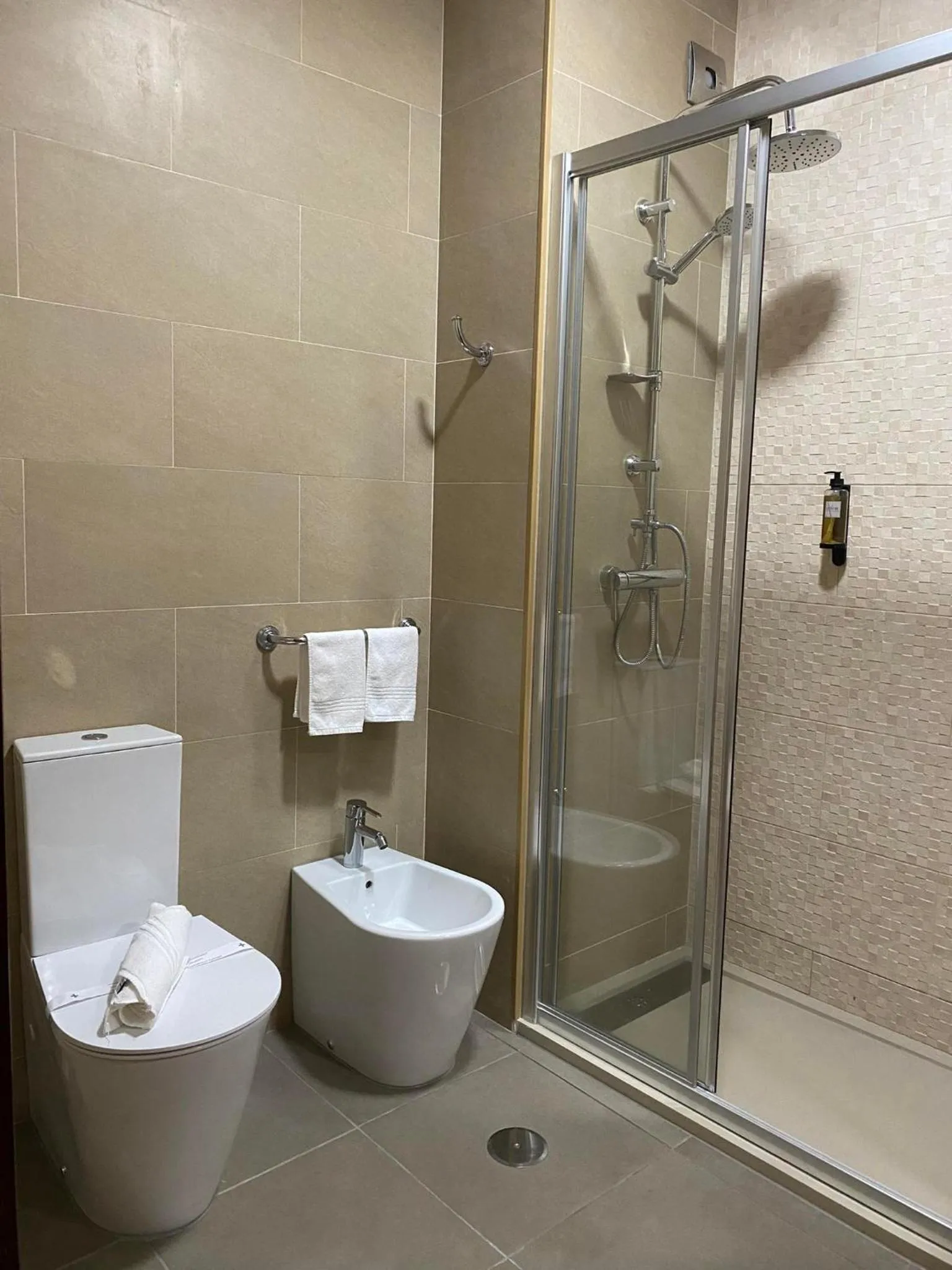 Shower in Apartamentos São João