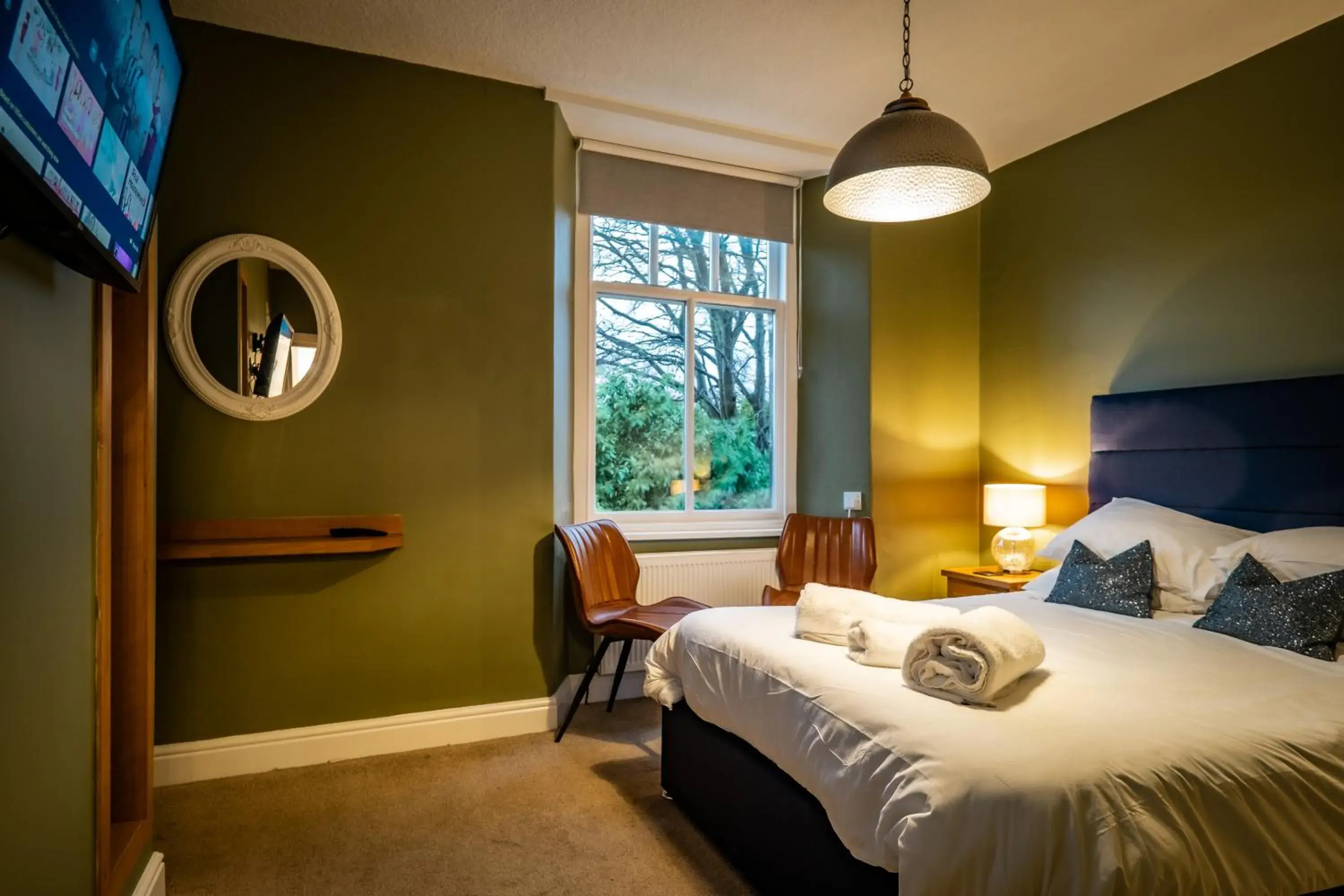 King Room in Glen Wynne Windermere - FREE off-site Health Club access with Pool, Sauna, Steam Room & Gym Short 5 Minute Drive Away King Room in Glen Wynne Windermere - FREE off-site Health Club access with Pool, Sauna, Steam Room & Gym Short 5 Minute Drive Away