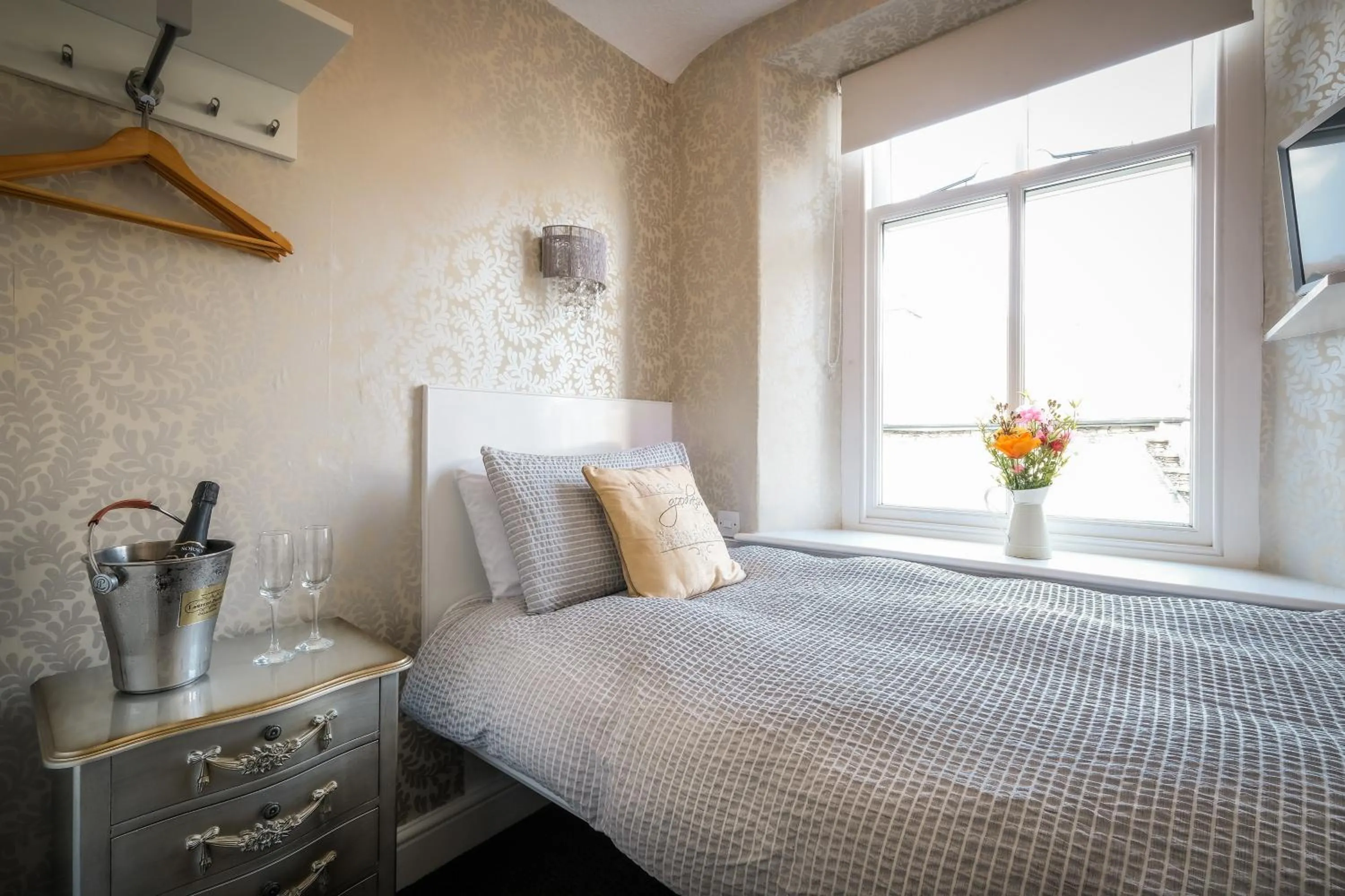 Bed in Glen Wynne Windermere - FREE off-site Health Club access with Pool, Sauna, Steam Room & Gym Short 5 Minute Drive Away