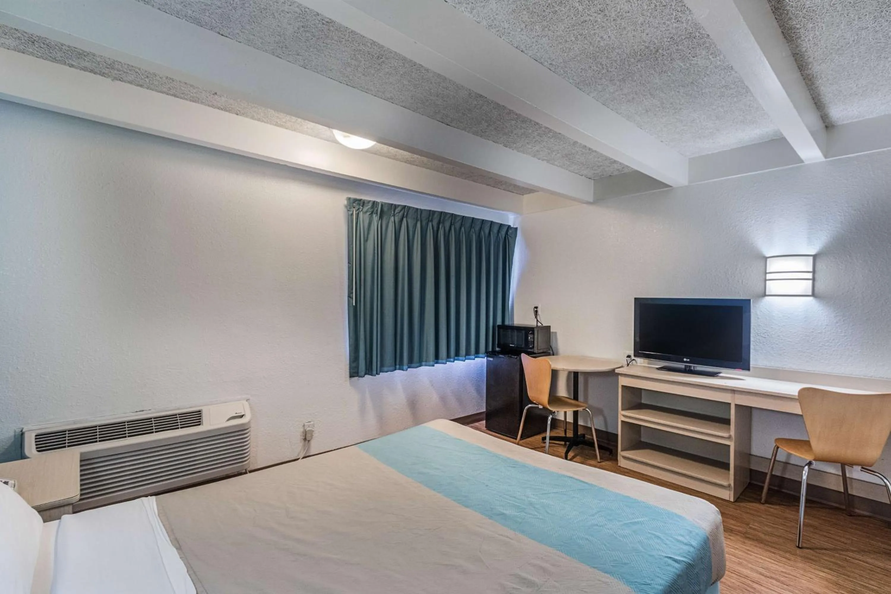 TV and multimedia, Bed in Motel 6-Kokomo, IN