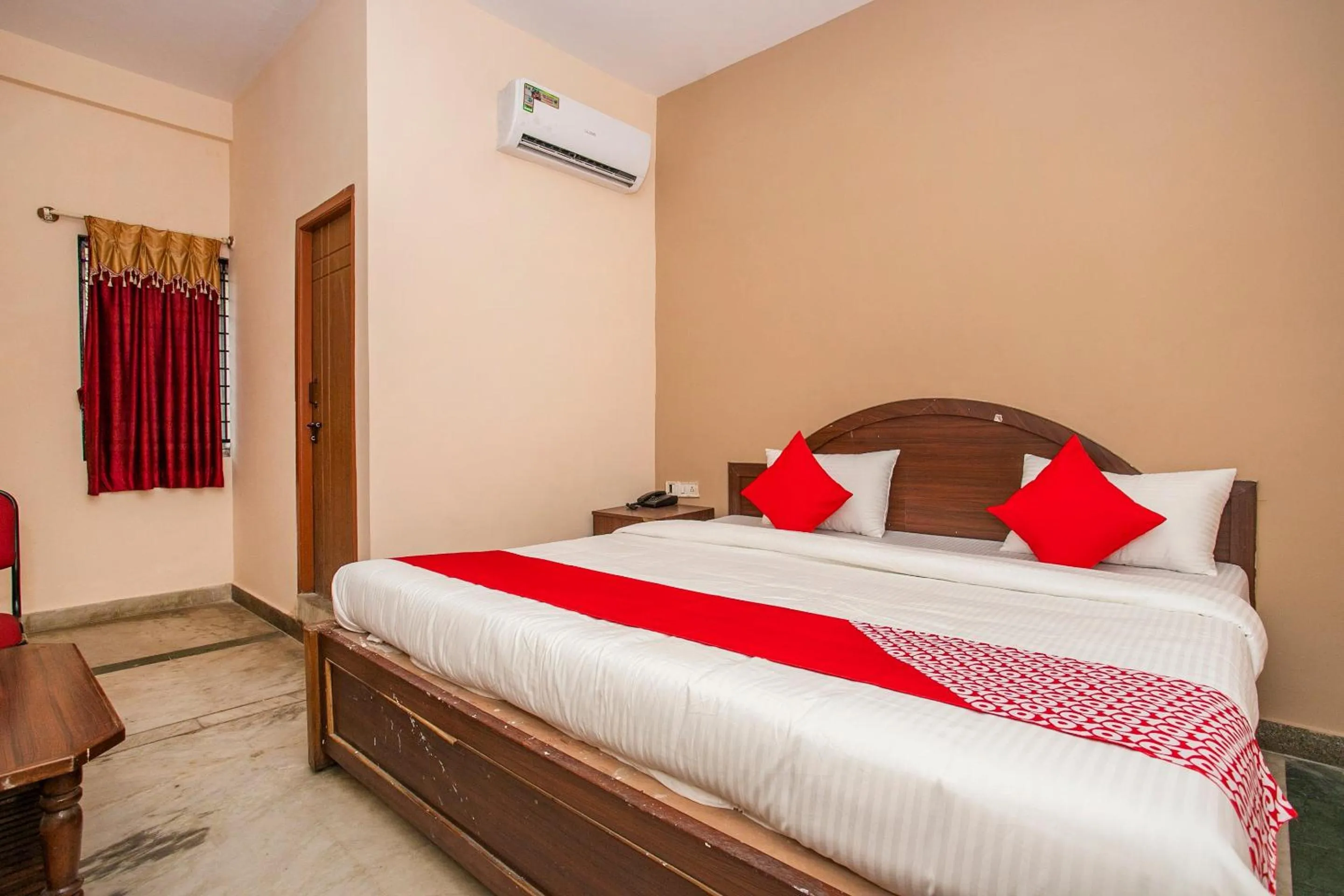 Bedroom in Hotel O Royal Residency Near Hare Krishna Hill