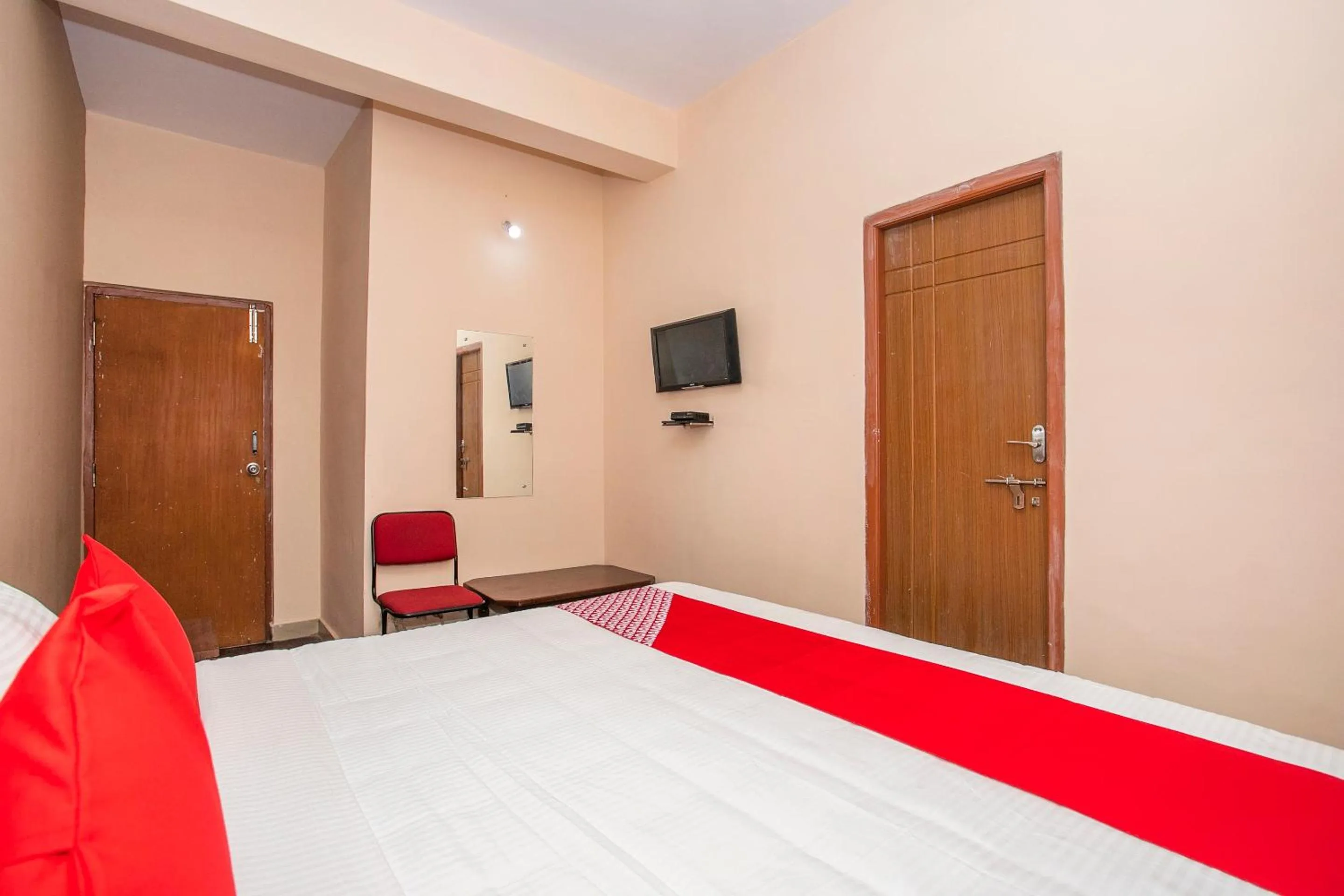 Bedroom in Hotel O Royal Residency Near Hare Krishna Hill