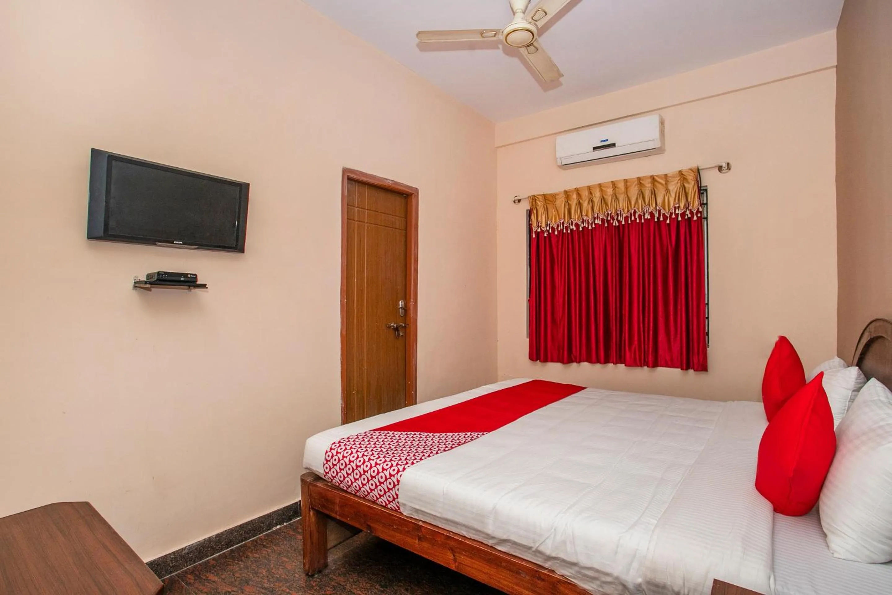 Bedroom in Hotel O Royal Residency Near Hare Krishna Hill