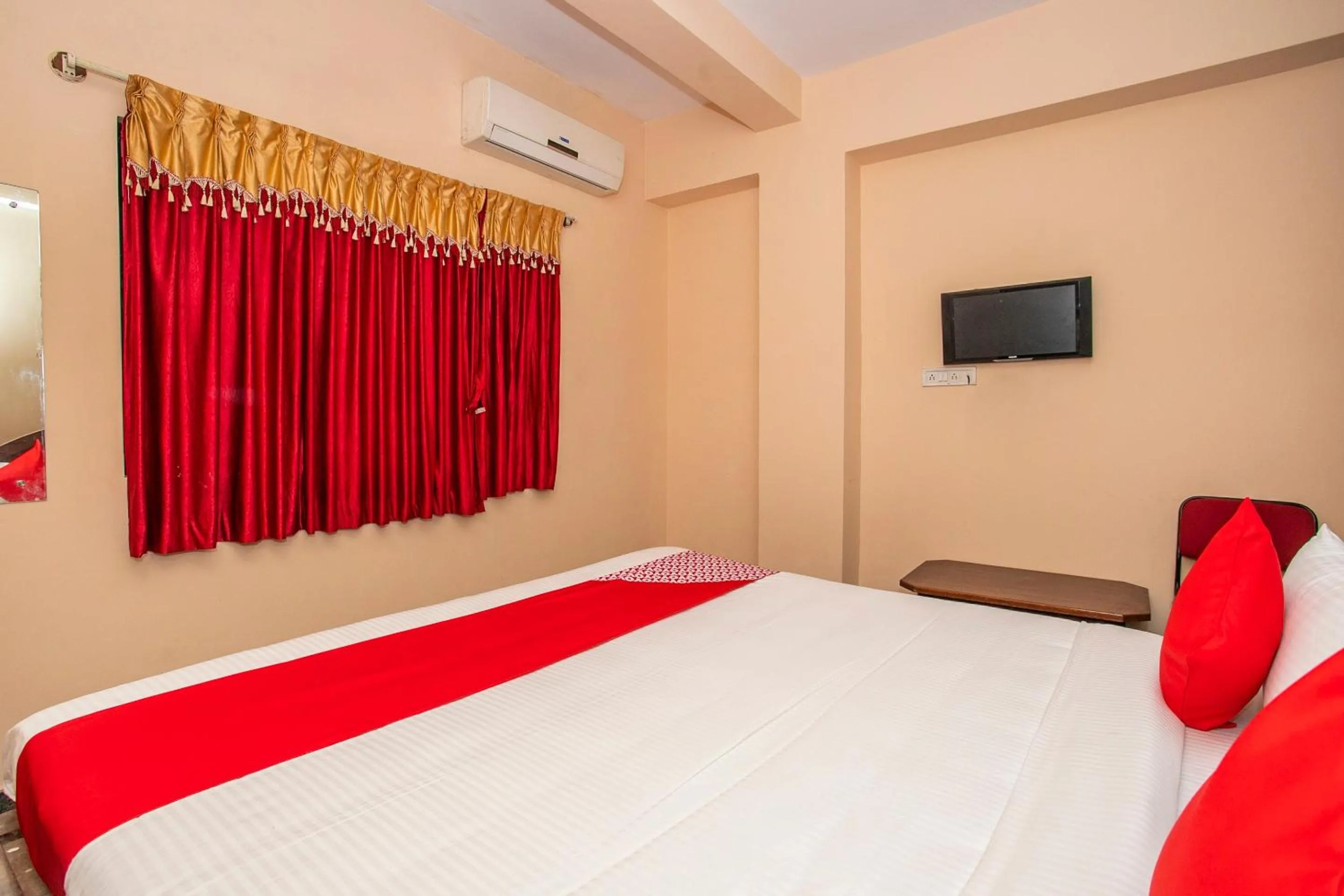 Bedroom in Hotel O Royal Residency Near Hare Krishna Hill
