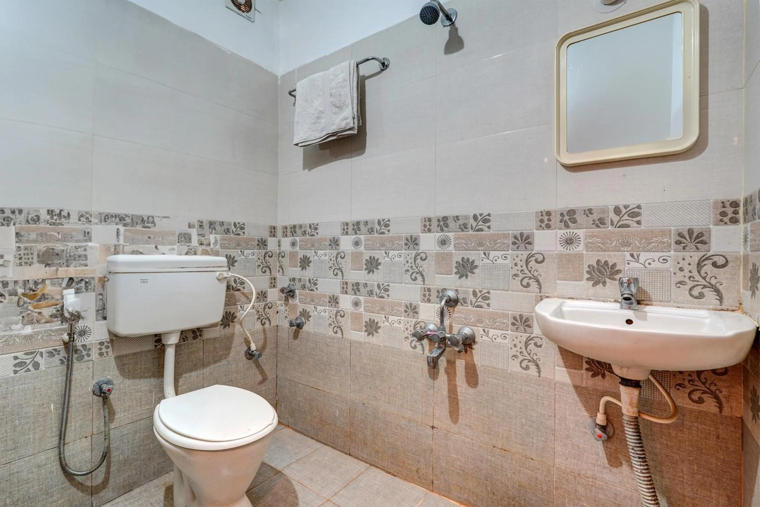 Bathroom in Hotel O Paradise Inn