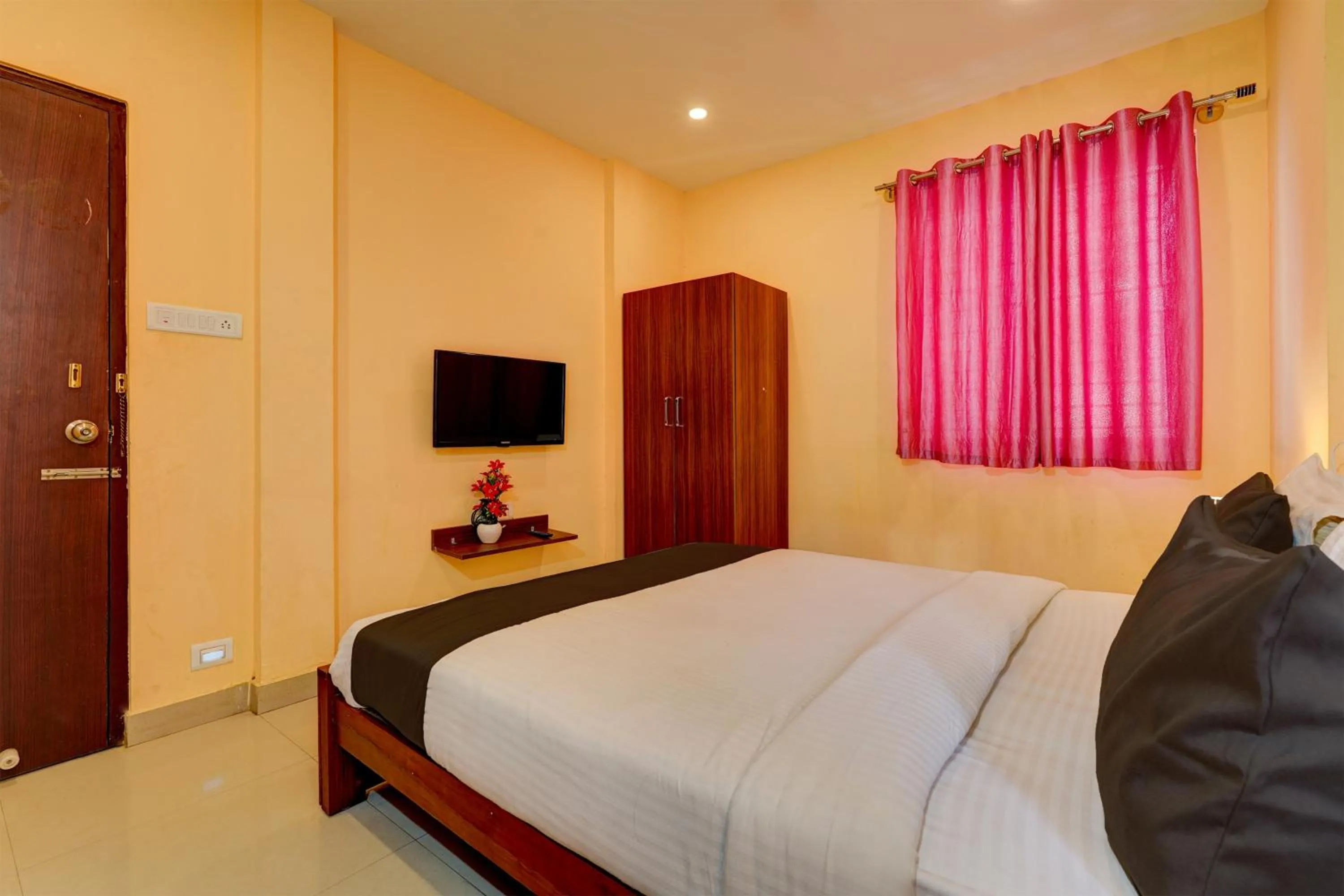 Bedroom, Bed in Hotel O Paradise Inn