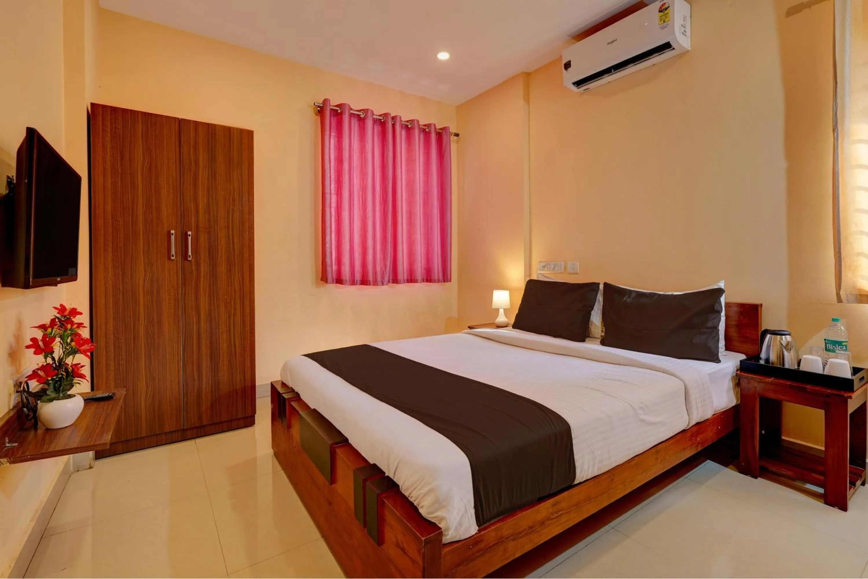 Bedroom, Bed in Hotel O Paradise Inn