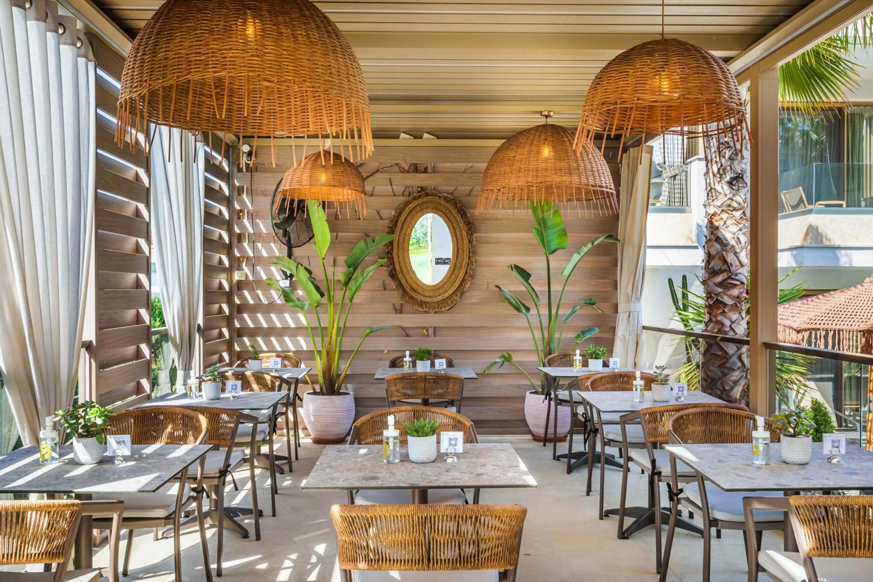 Restaurant/places to eat in Pefki Deluxe Residences