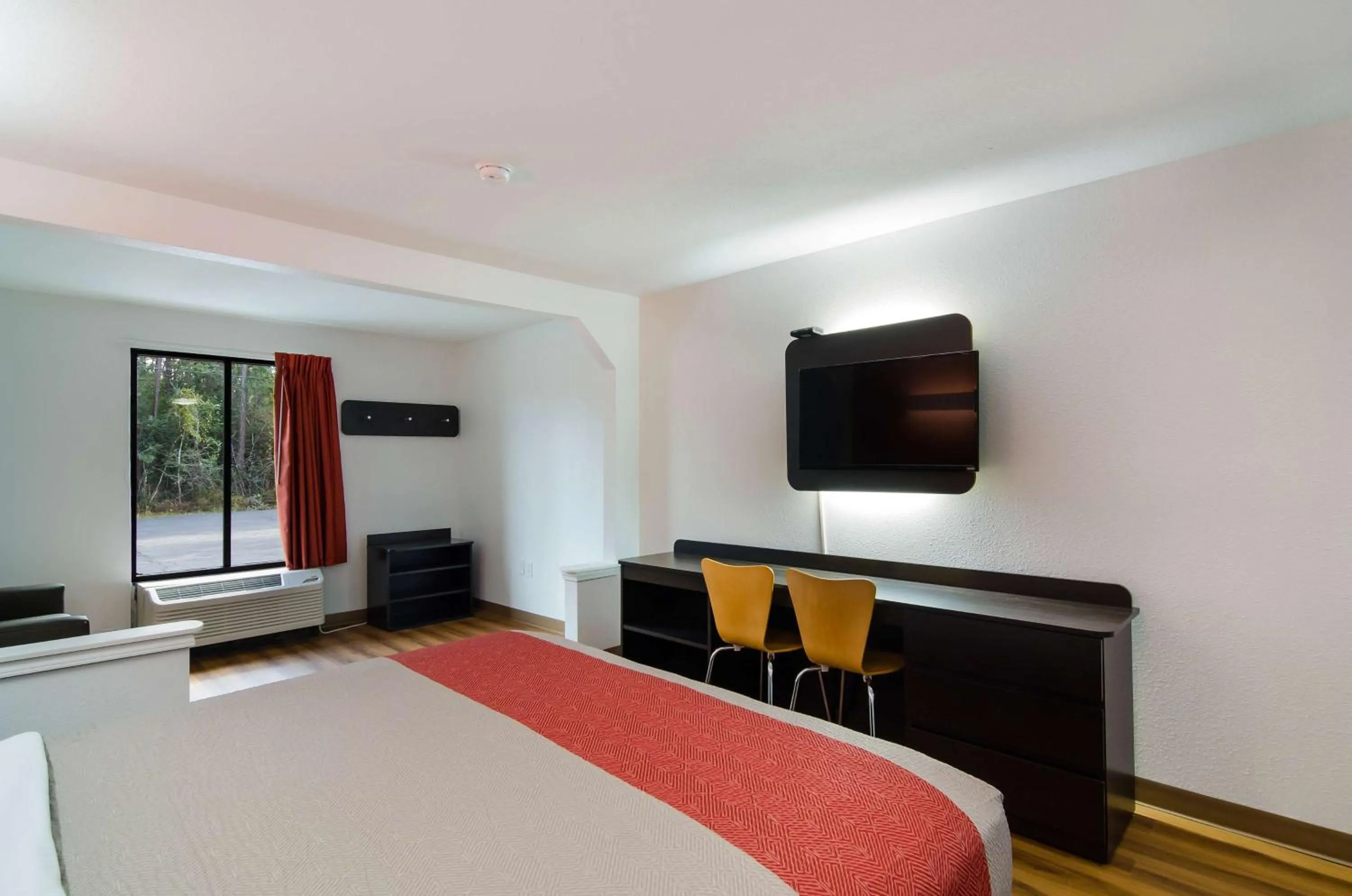 TV and multimedia, Bed in Motel 6 Moss Point, MS