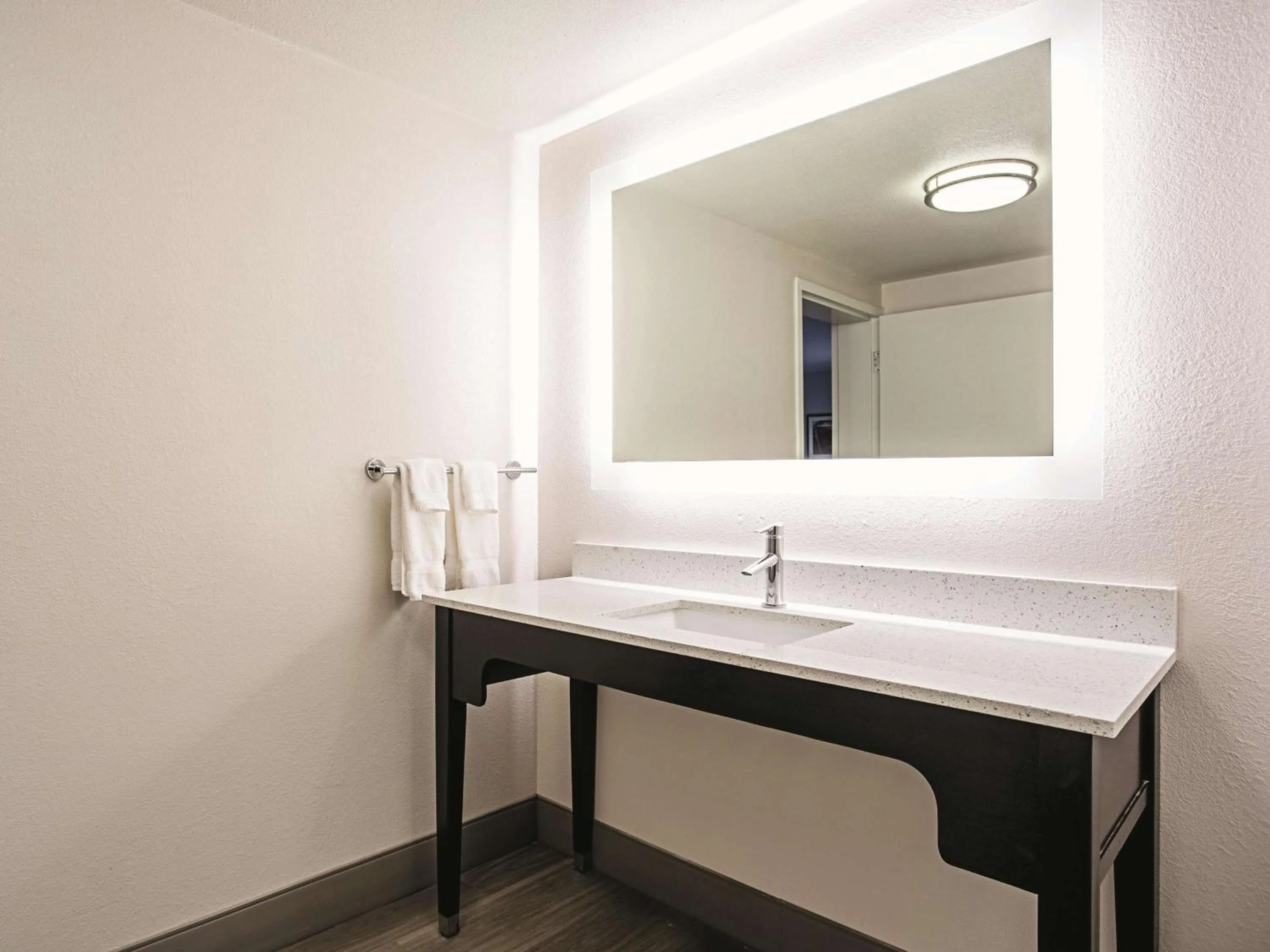 Photo of the whole room in La Quinta by Wyndham Baltimore N / White Marsh