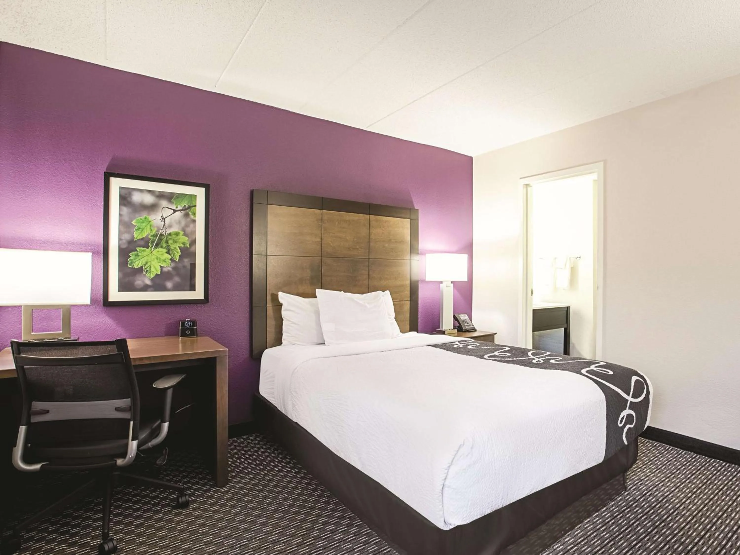 Photo of the whole room, Bed in La Quinta by Wyndham Baltimore N / White Marsh