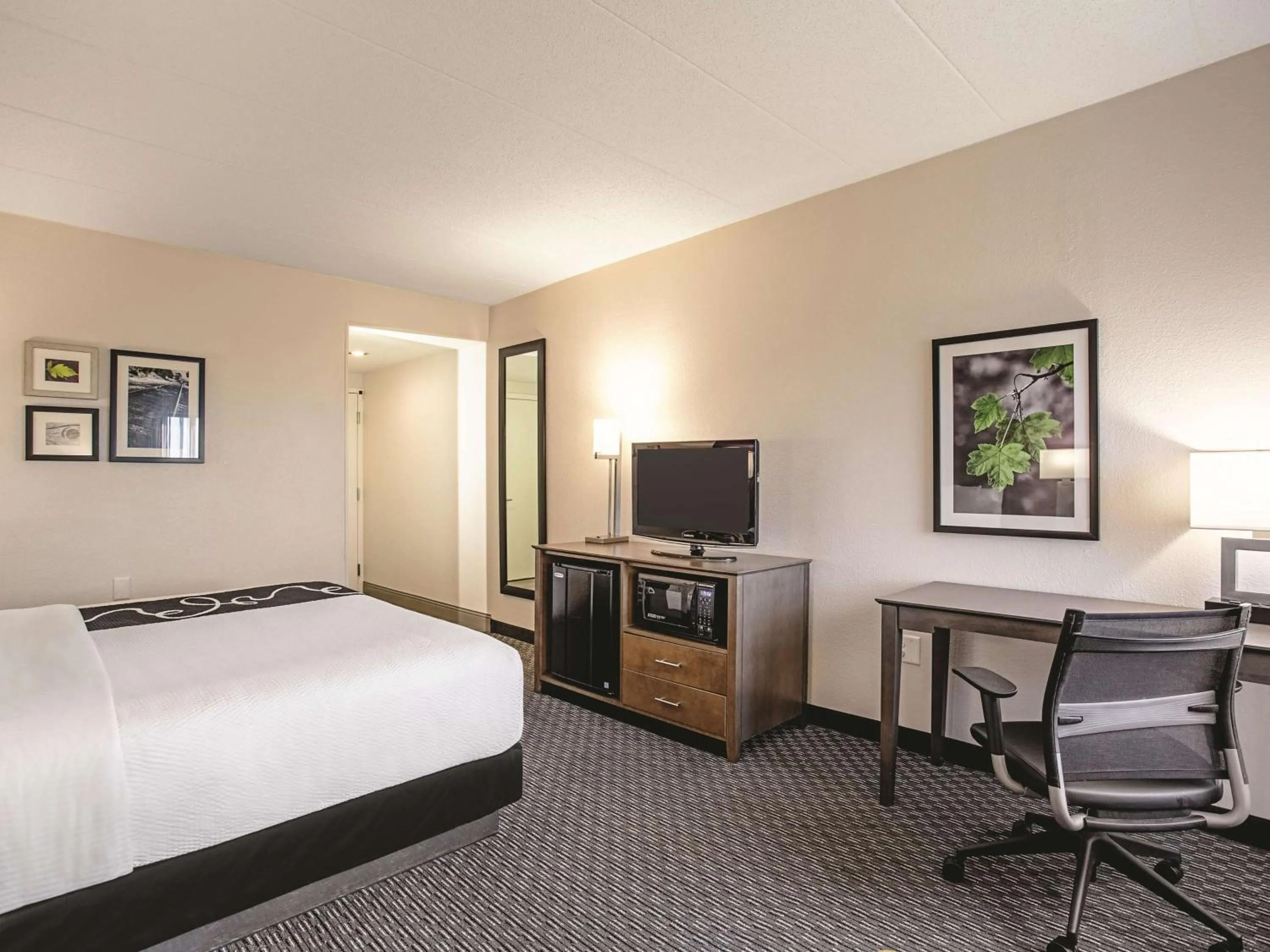 Photo of the whole room, Bed in La Quinta by Wyndham Baltimore N / White Marsh