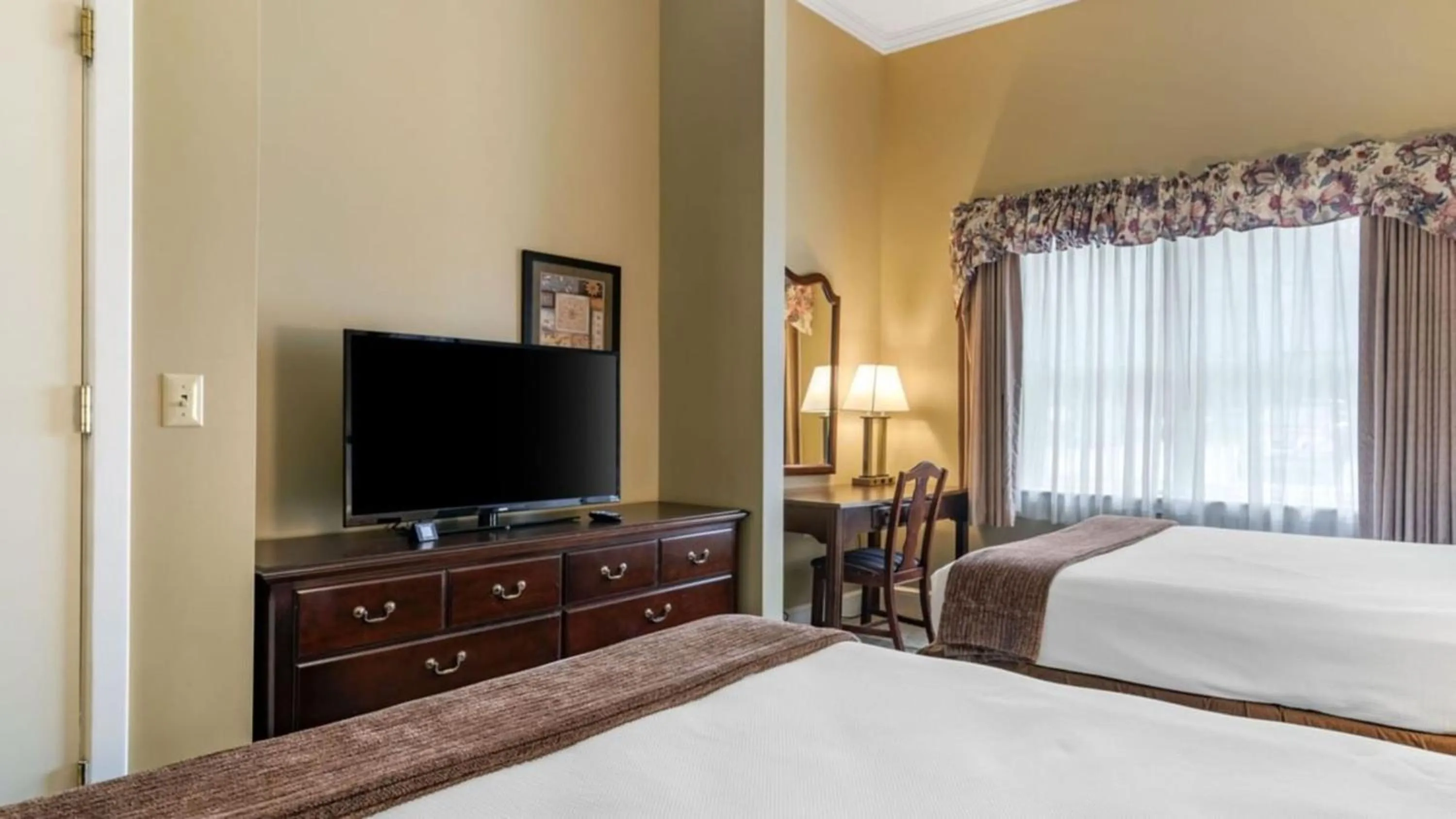 TV and multimedia, Bed in The Bethel Resort & Suites