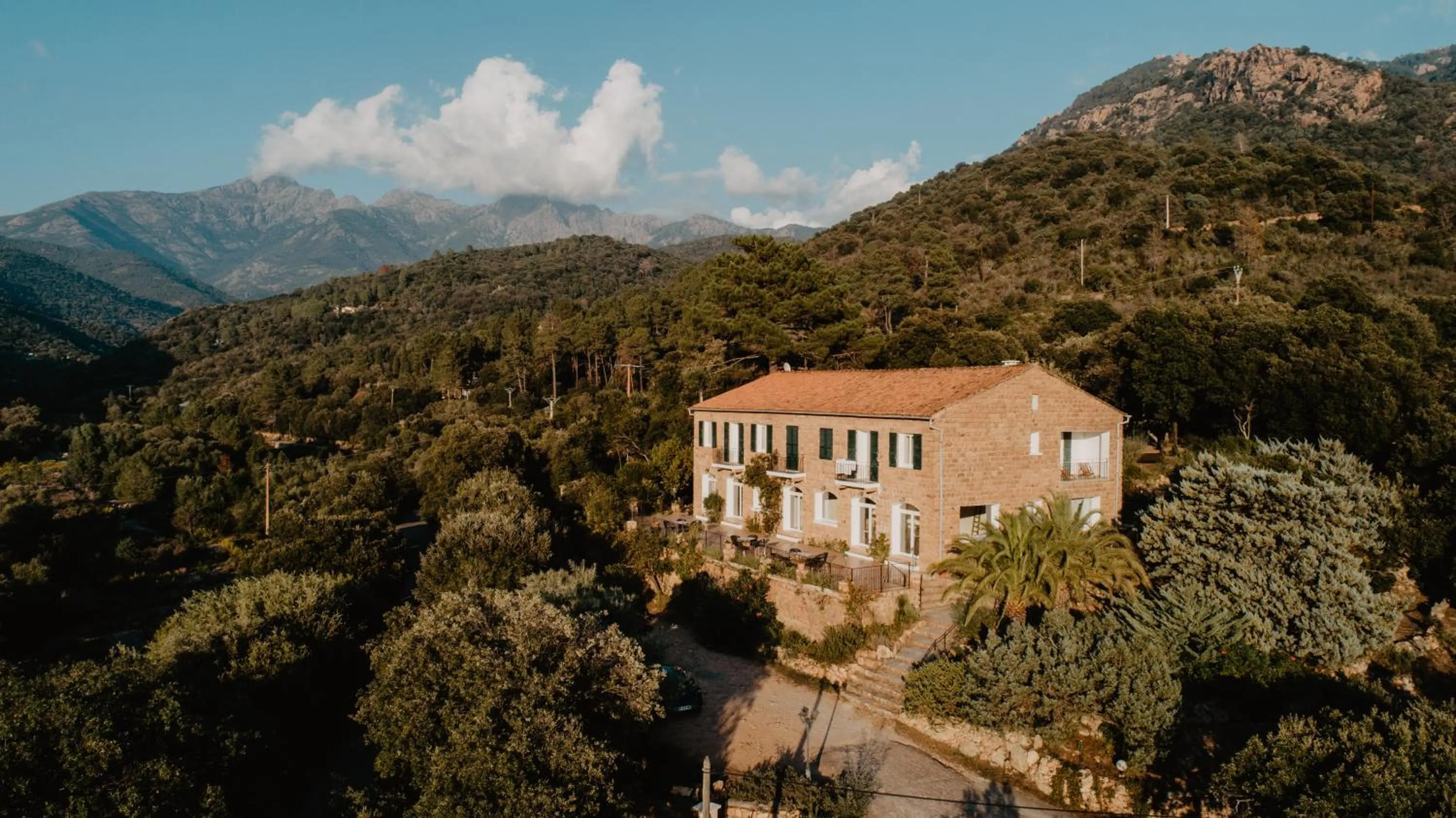 Facade/entrance in L'Aiglon