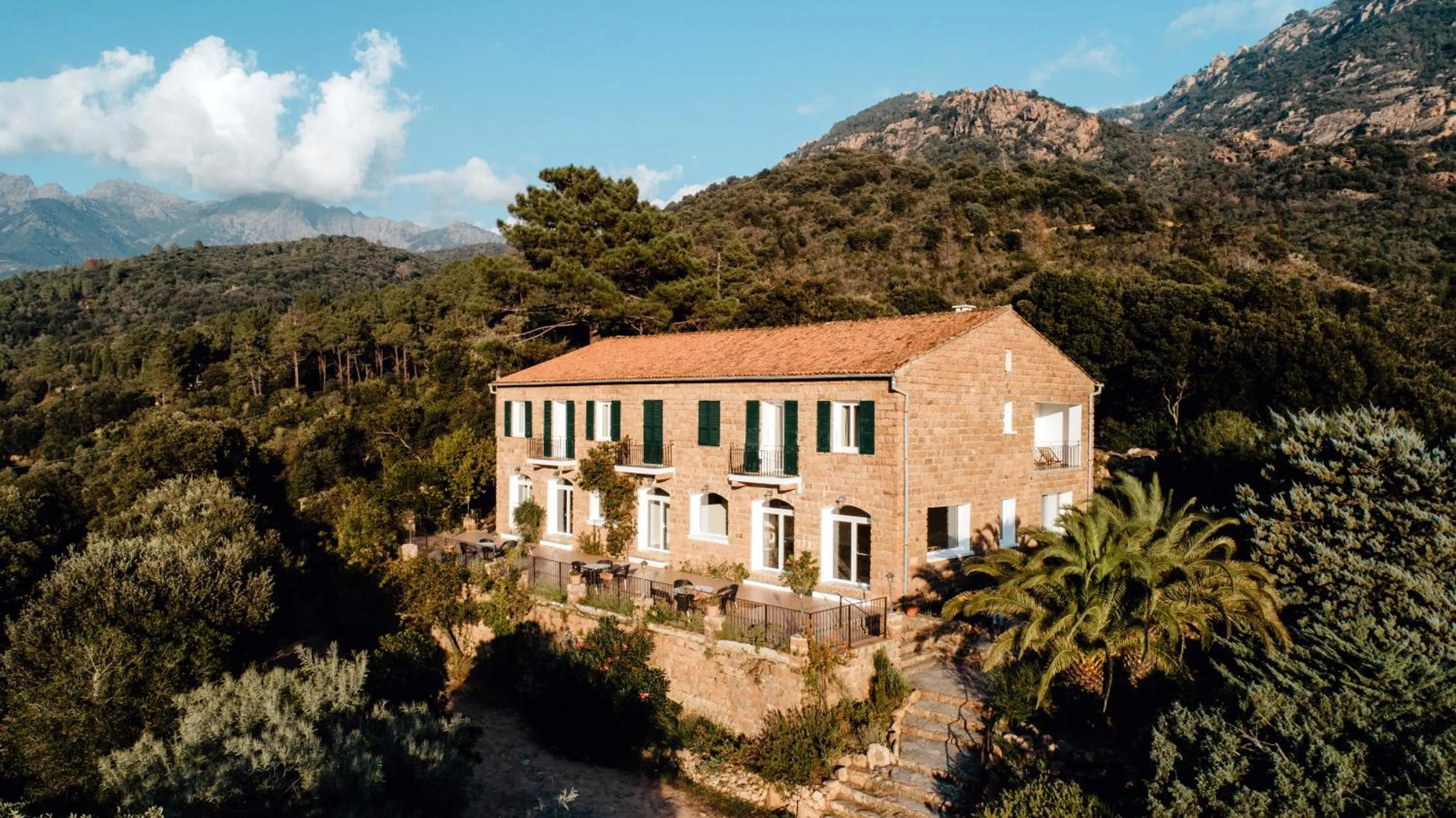 Facade/entrance in L'Aiglon