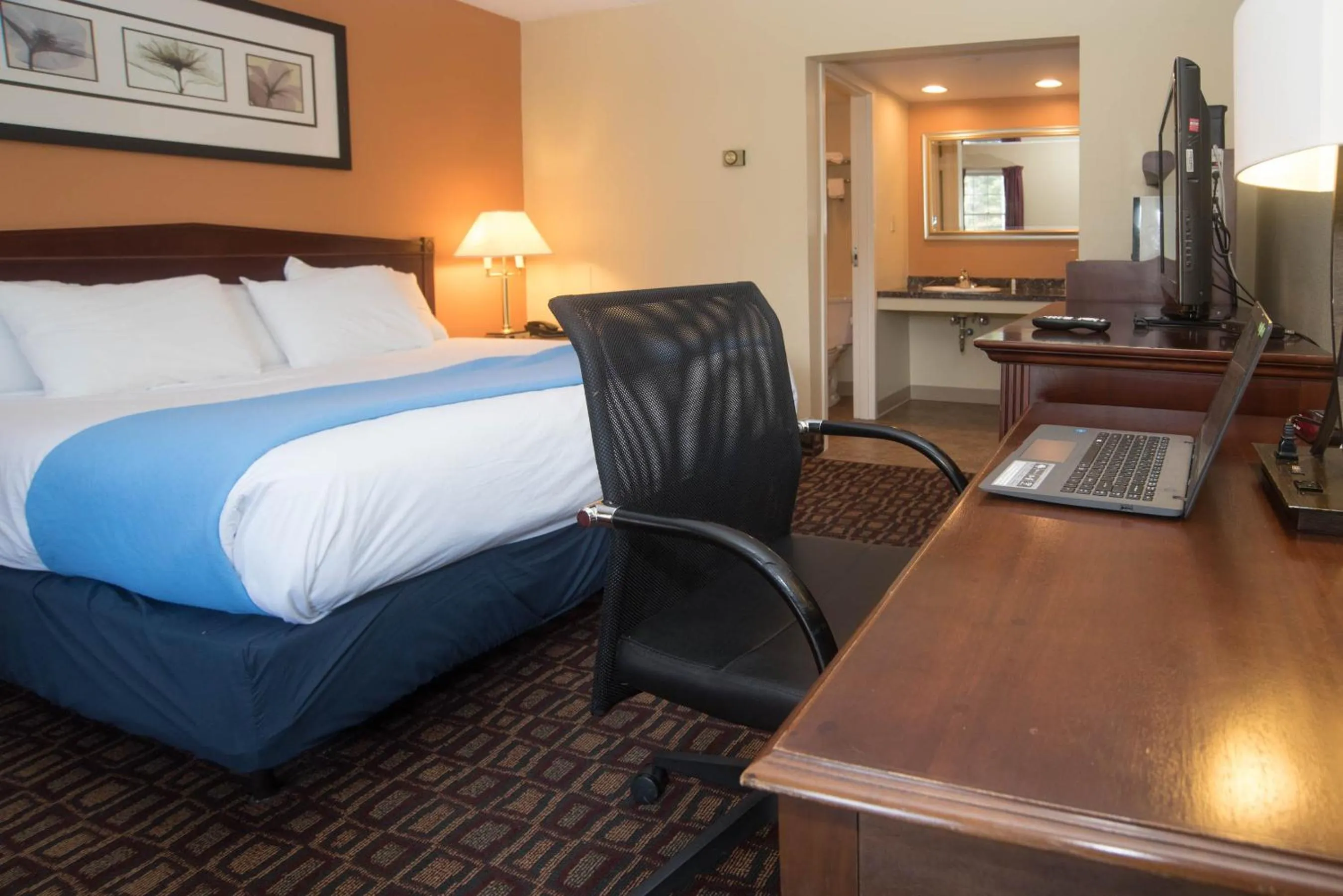 Photo of the whole room, Bed in Colonnade Inn