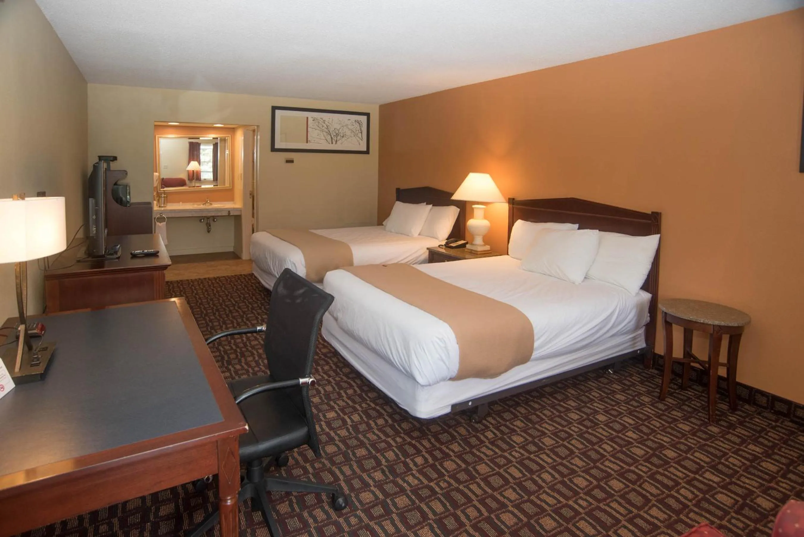 Photo of the whole room, Bed in Colonnade Inn