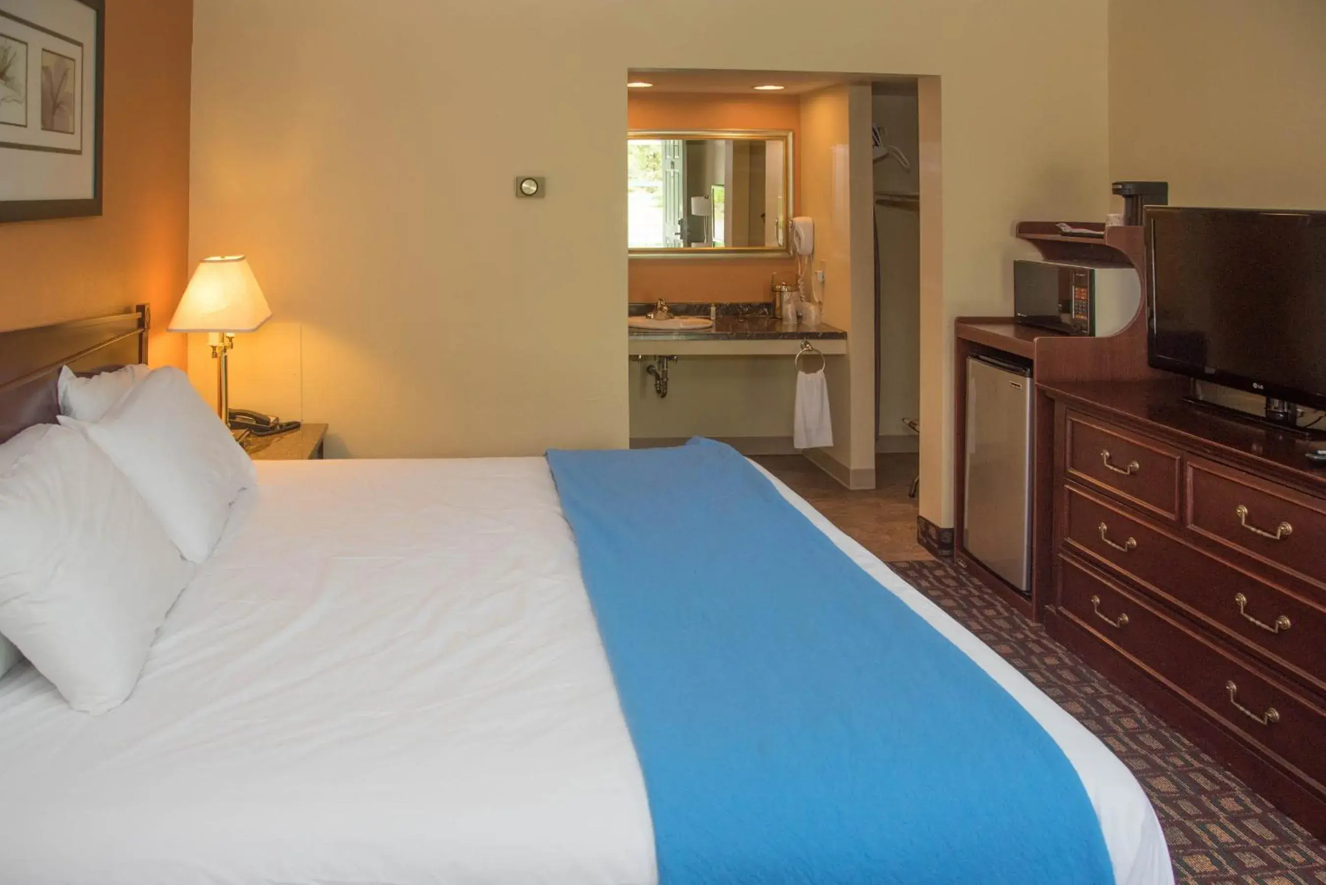 King Room - Non-Smoking in Colonnade Inn King Room - Non-Smoking in Colonnade Inn