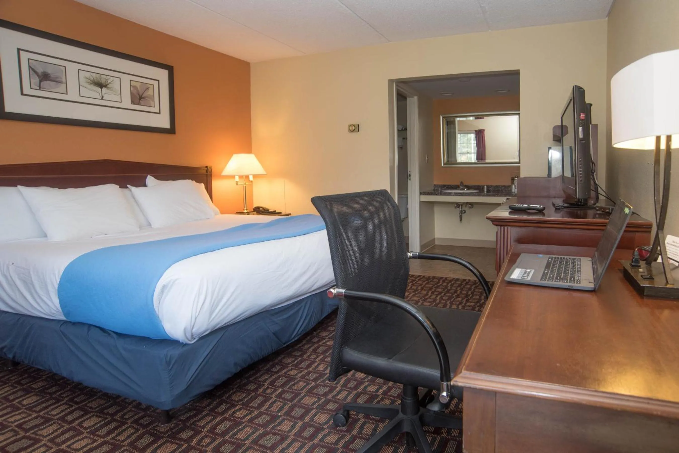 Photo of the whole room, Bed in Colonnade Inn