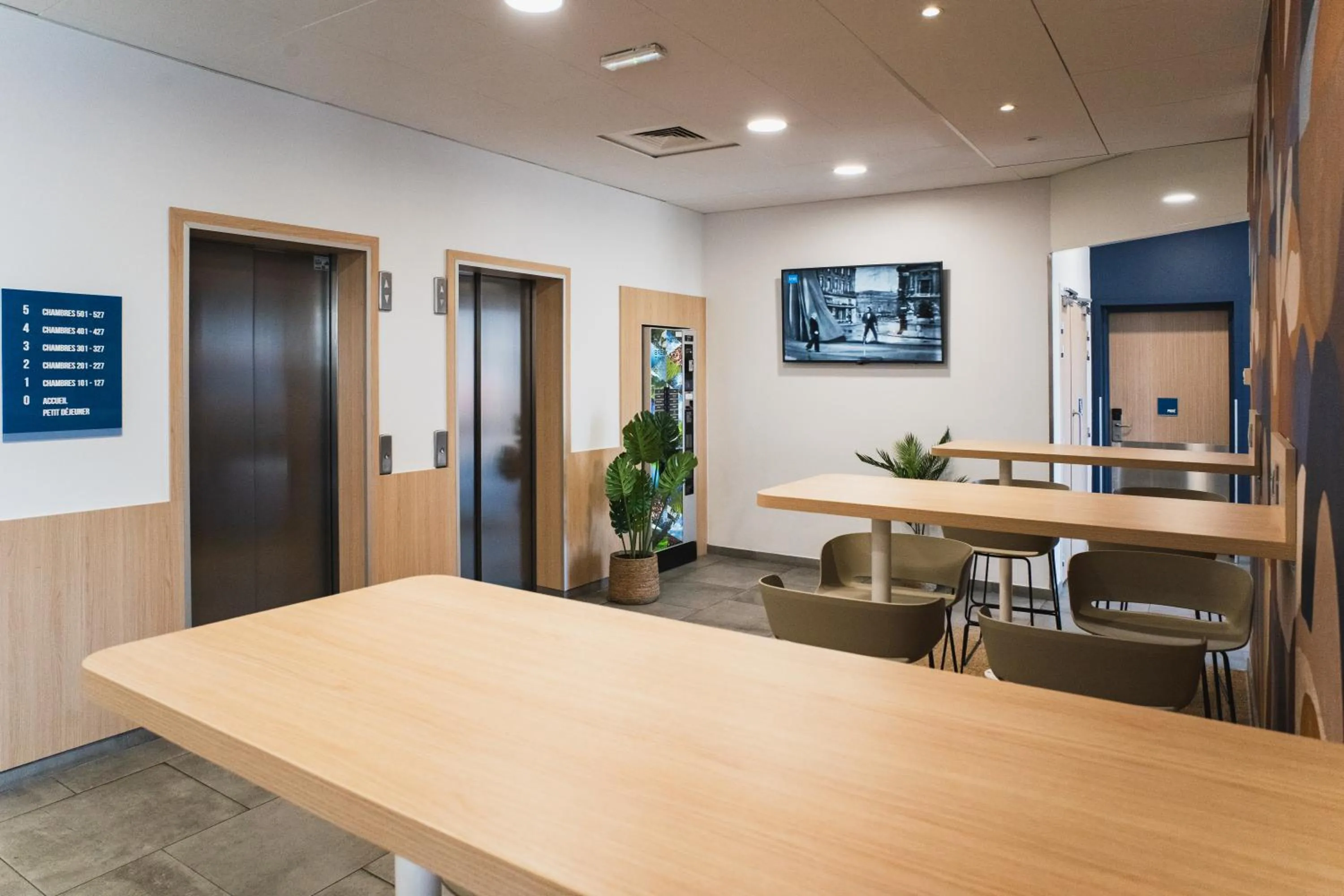 Restaurant/places to eat in Kyriad ECO - Clermont Ferrand Estaing