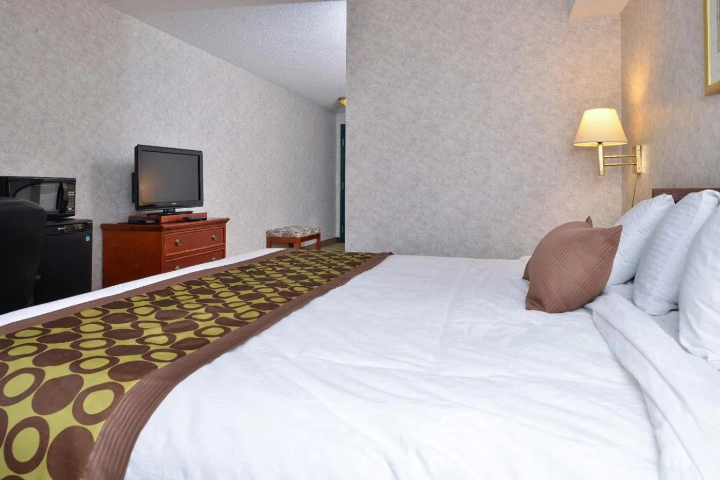 Photo of the whole room, Bed in Lexington Inn & Suites-Windsor