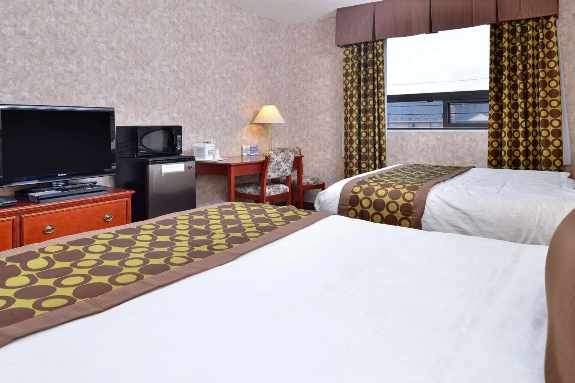 Photo of the whole room, Bed in Lexington Inn & Suites-Windsor