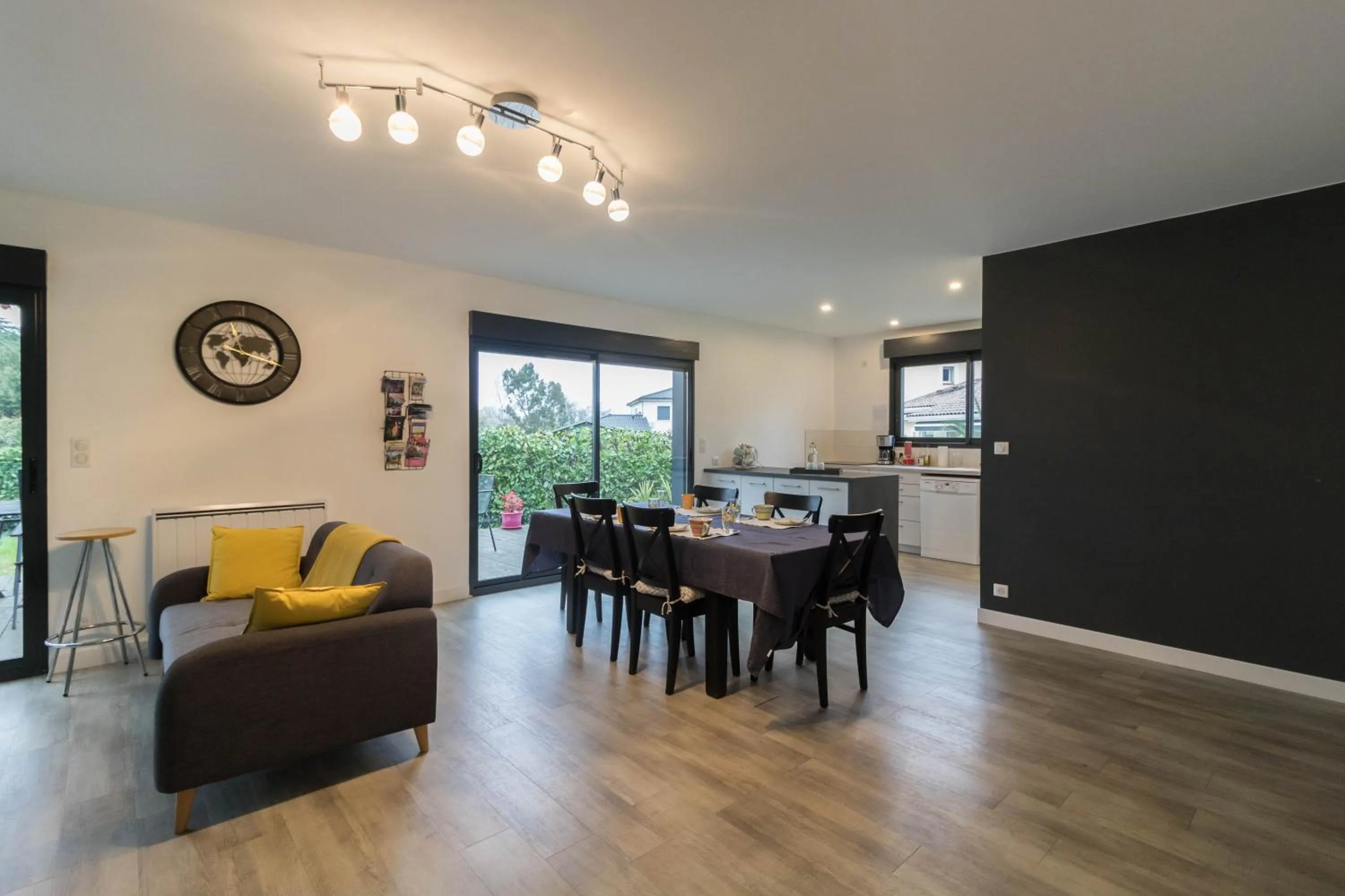 Communal lounge/ TV room in Chambres D'hôte Le Cèdre Bleu