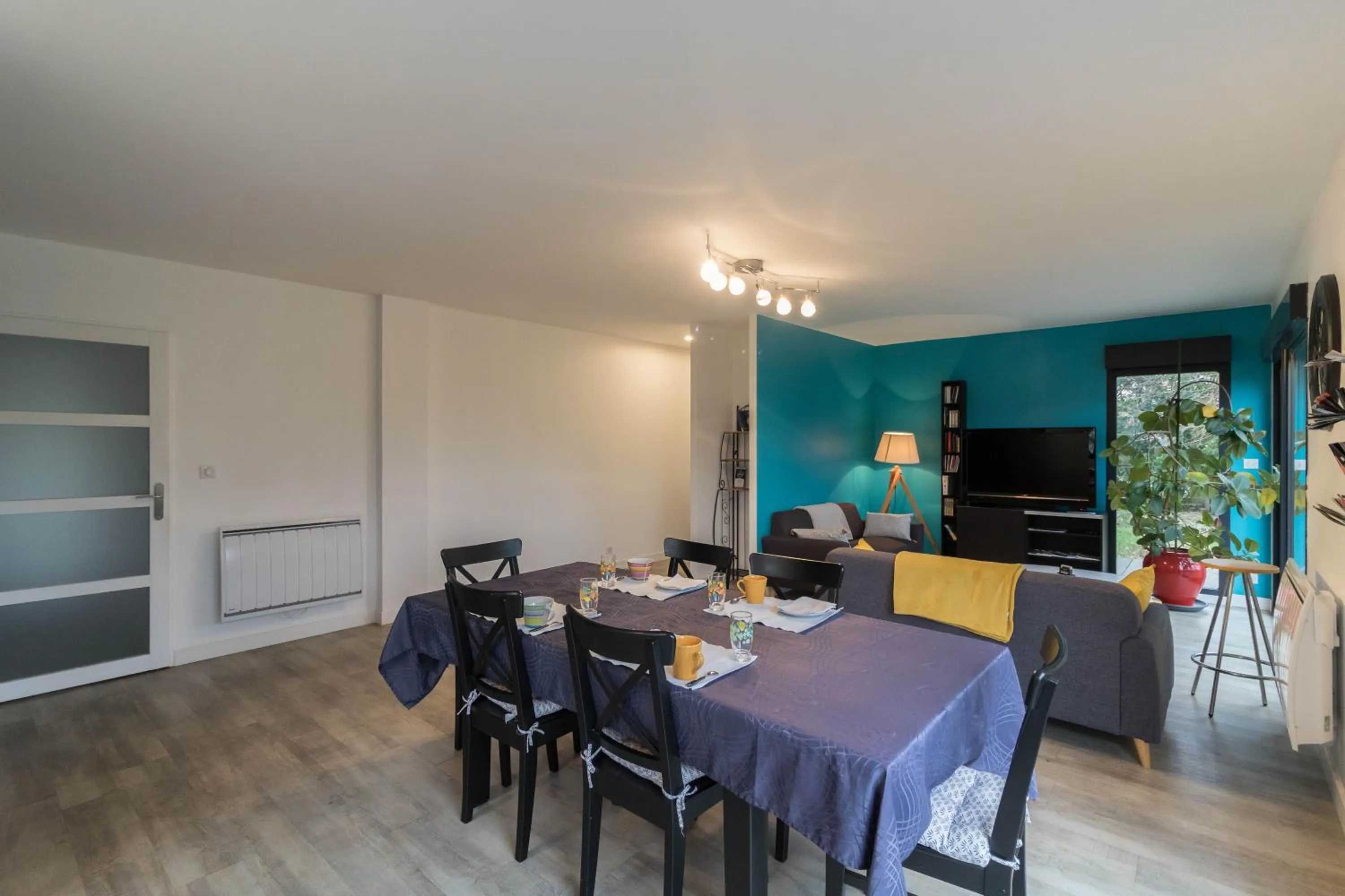 Communal lounge/ TV room in Chambres D'hôte Le Cèdre Bleu