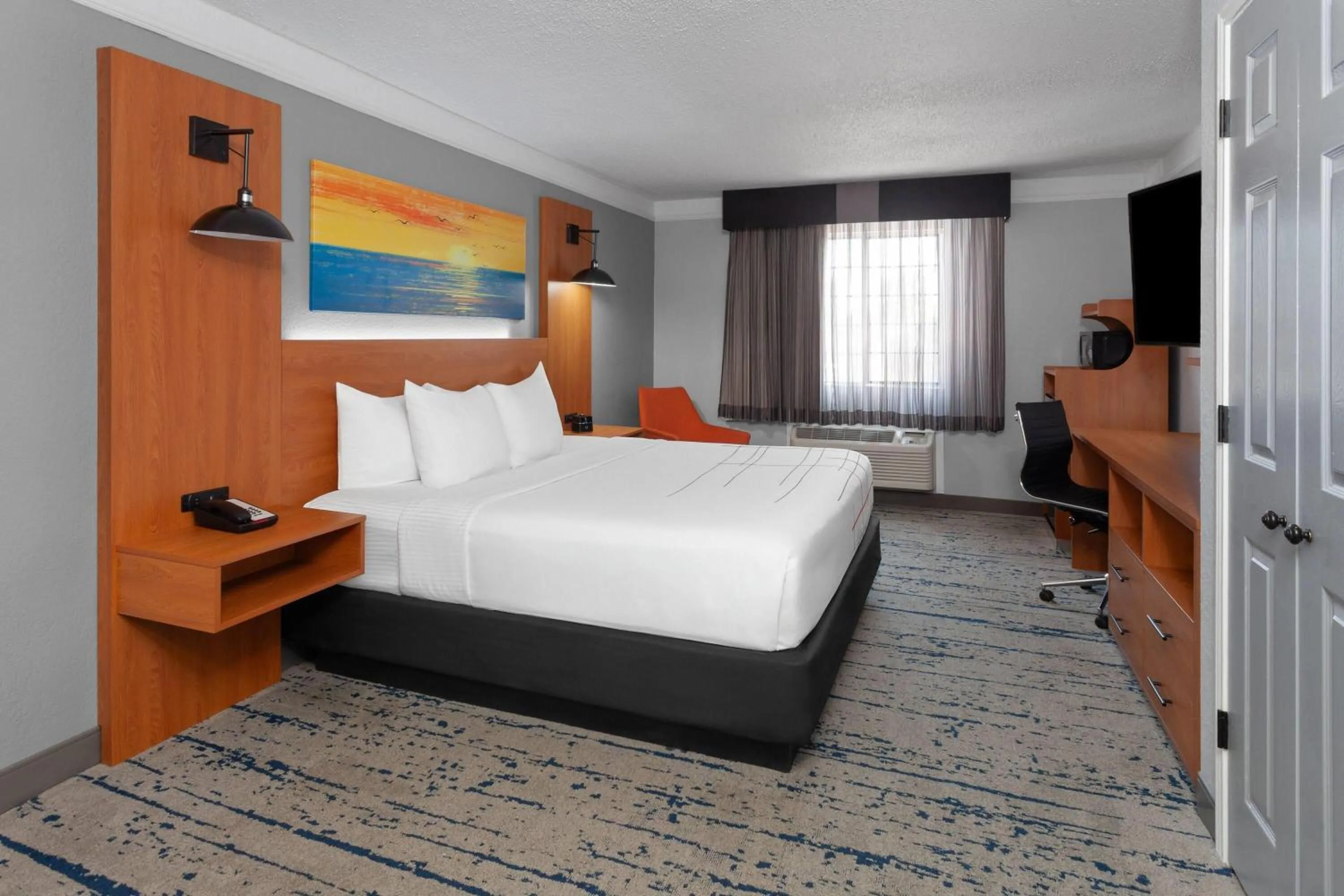 Photo of the whole room, Bed in La Quinta Inn by Wyndham Champaign
