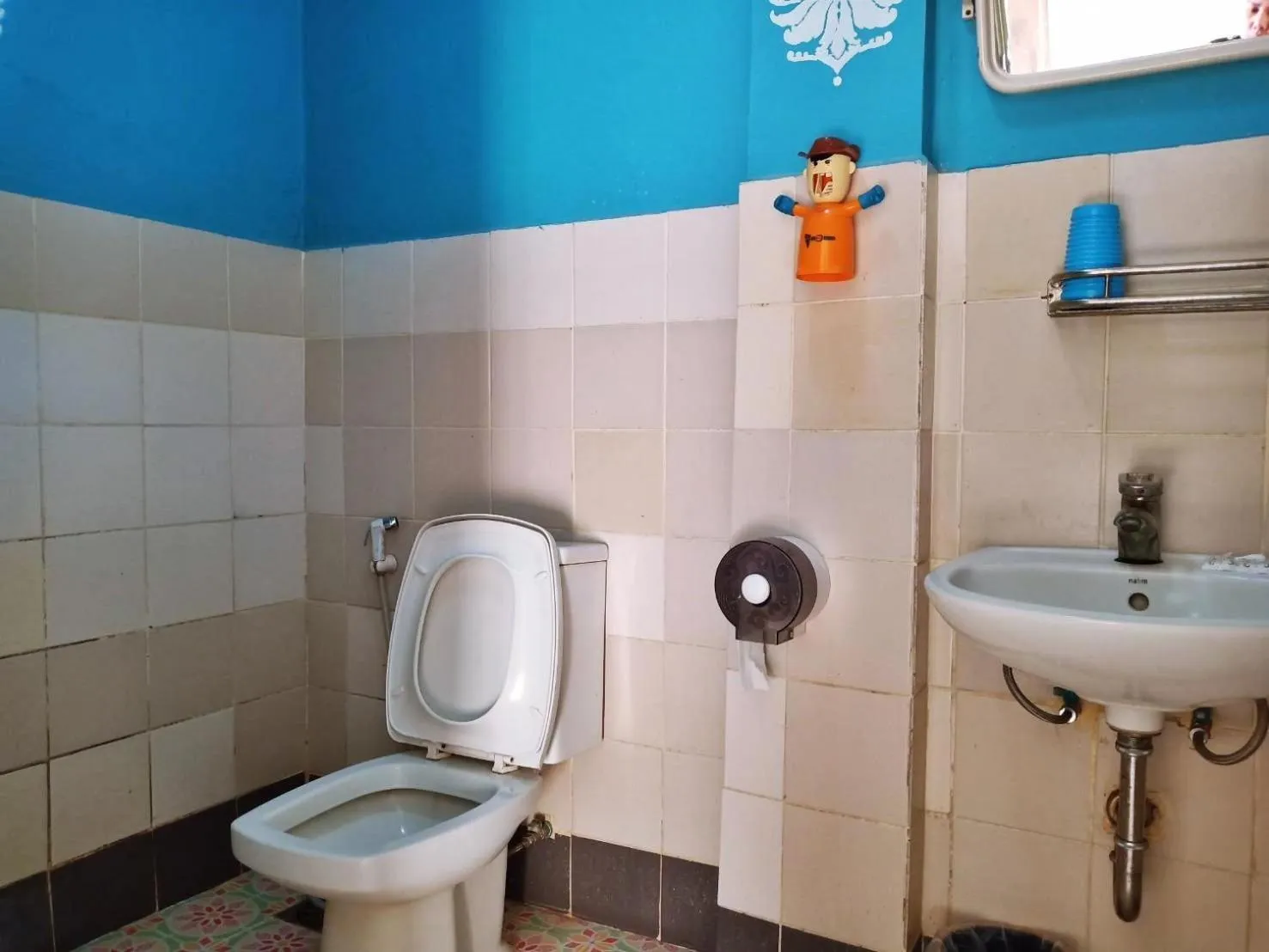 Shower, Bathroom in Baan Kanta Hotel