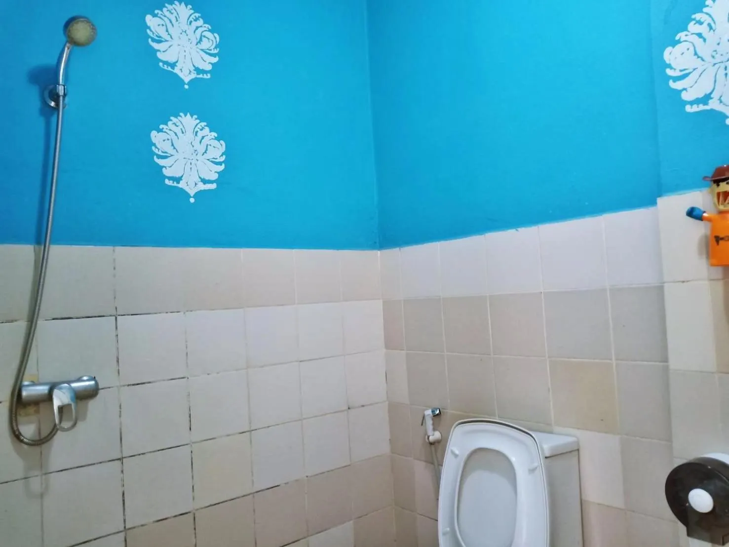 Shower, Bathroom in Baan Kanta Hotel