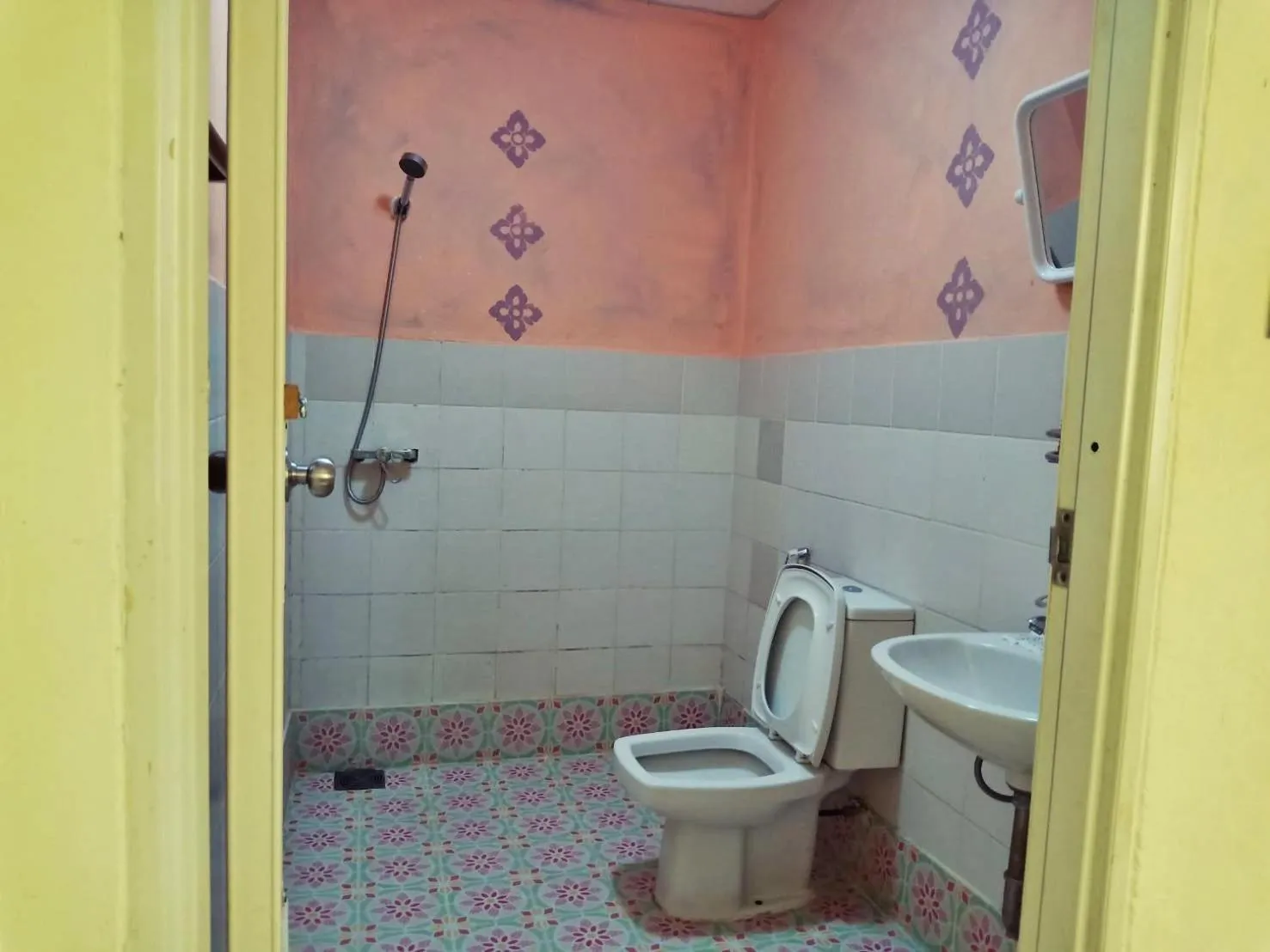 Shower, Bathroom in Baan Kanta Hotel