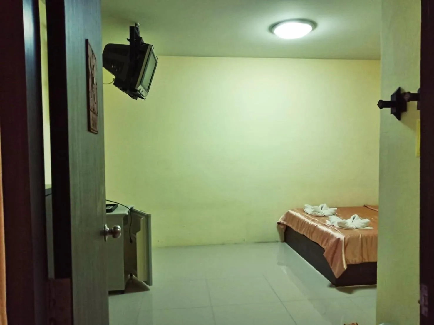 Photo of the whole room, TV/Entertainment Center in Baan Kanta Hotel