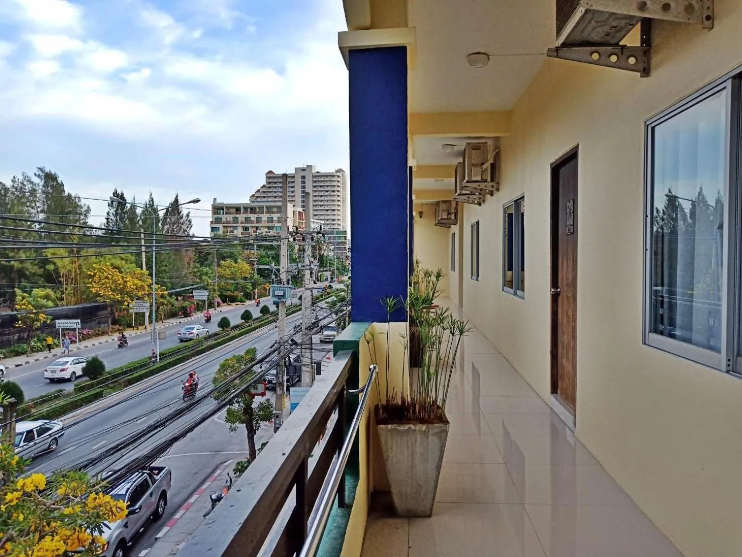 Street view, Balcony/Terrace in Baan Kanta Hotel