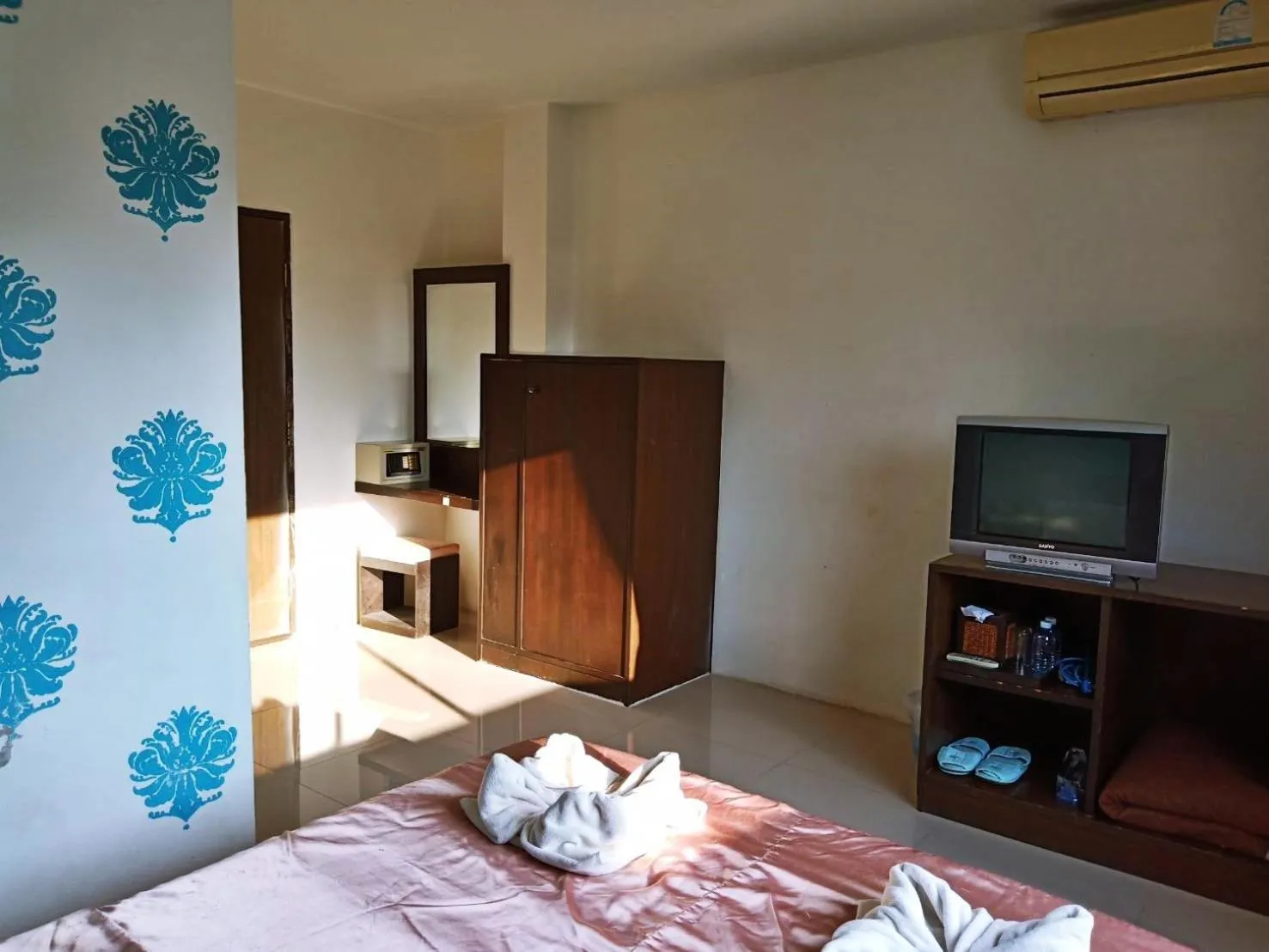 Photo of the whole room, TV/Entertainment Center in Baan Kanta Hotel