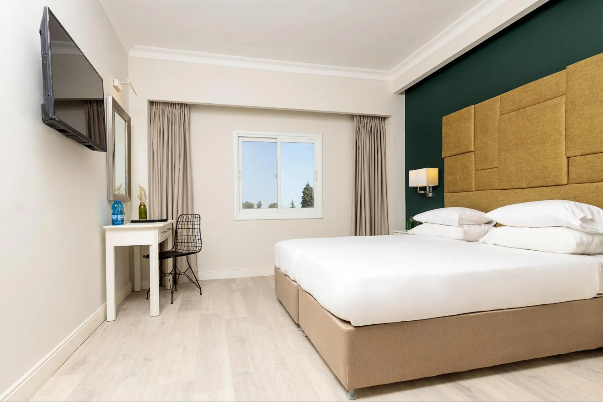Photo of the whole room, Bed in Ye'arim Hotel
