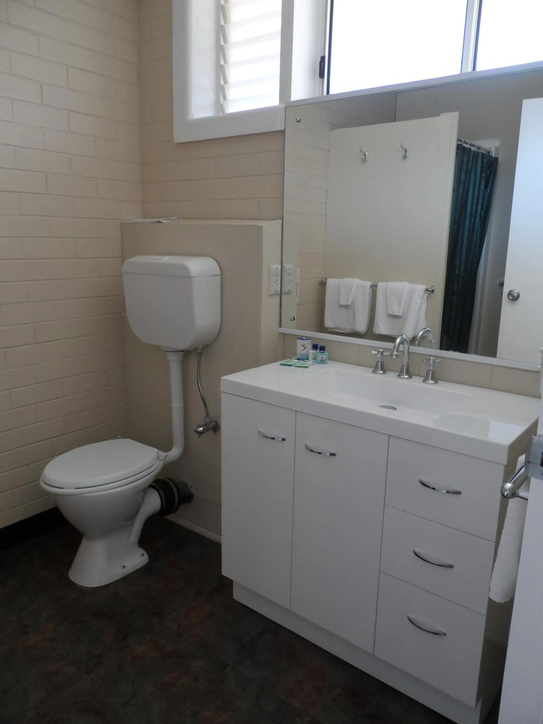 Bathroom in Wedderburn Goldseeker Motel