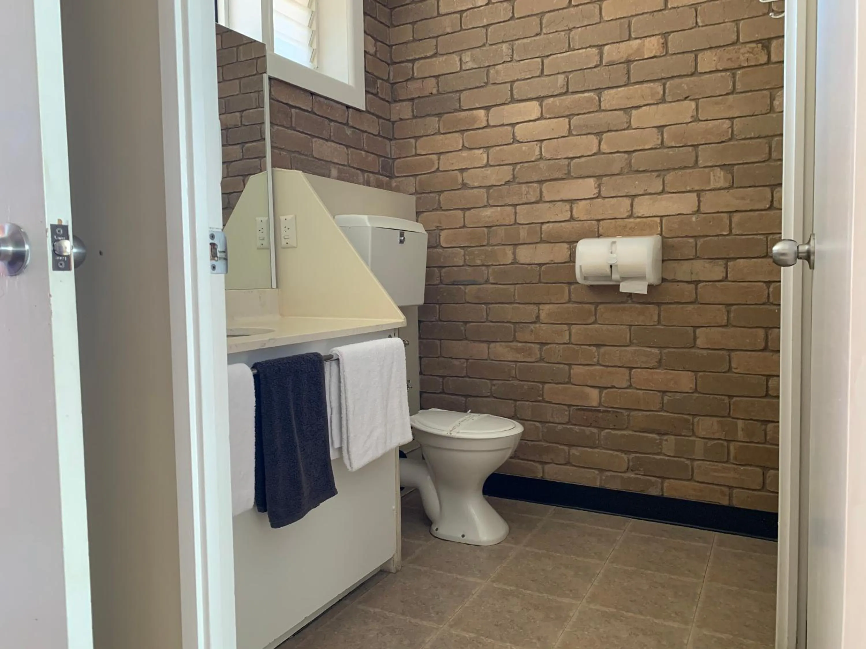Bathroom in Wedderburn Goldseeker Motel
