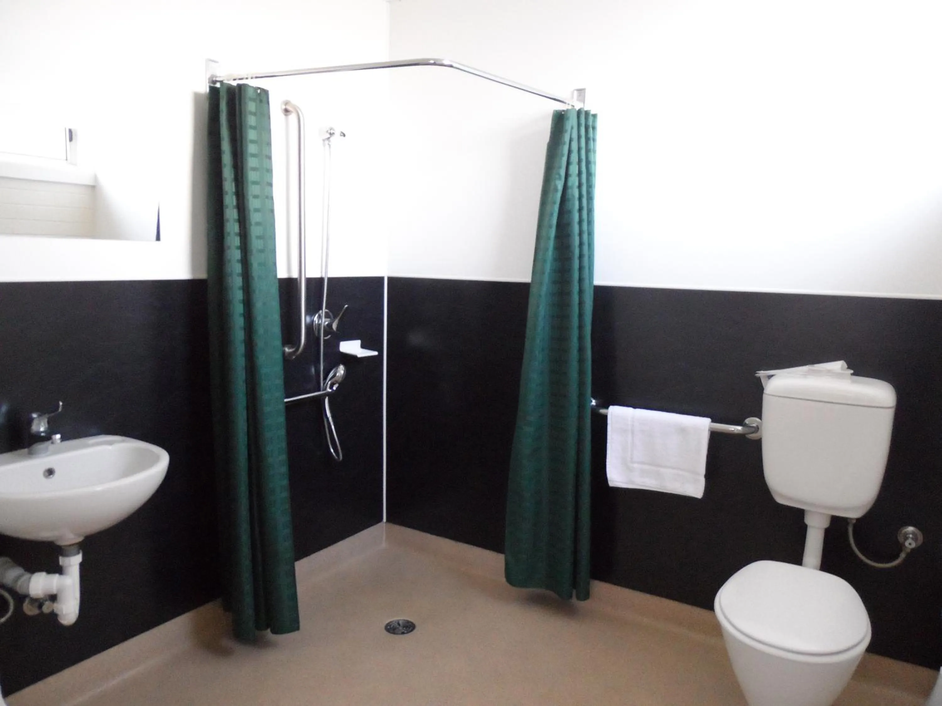 Bathroom in Wedderburn Goldseeker Motel