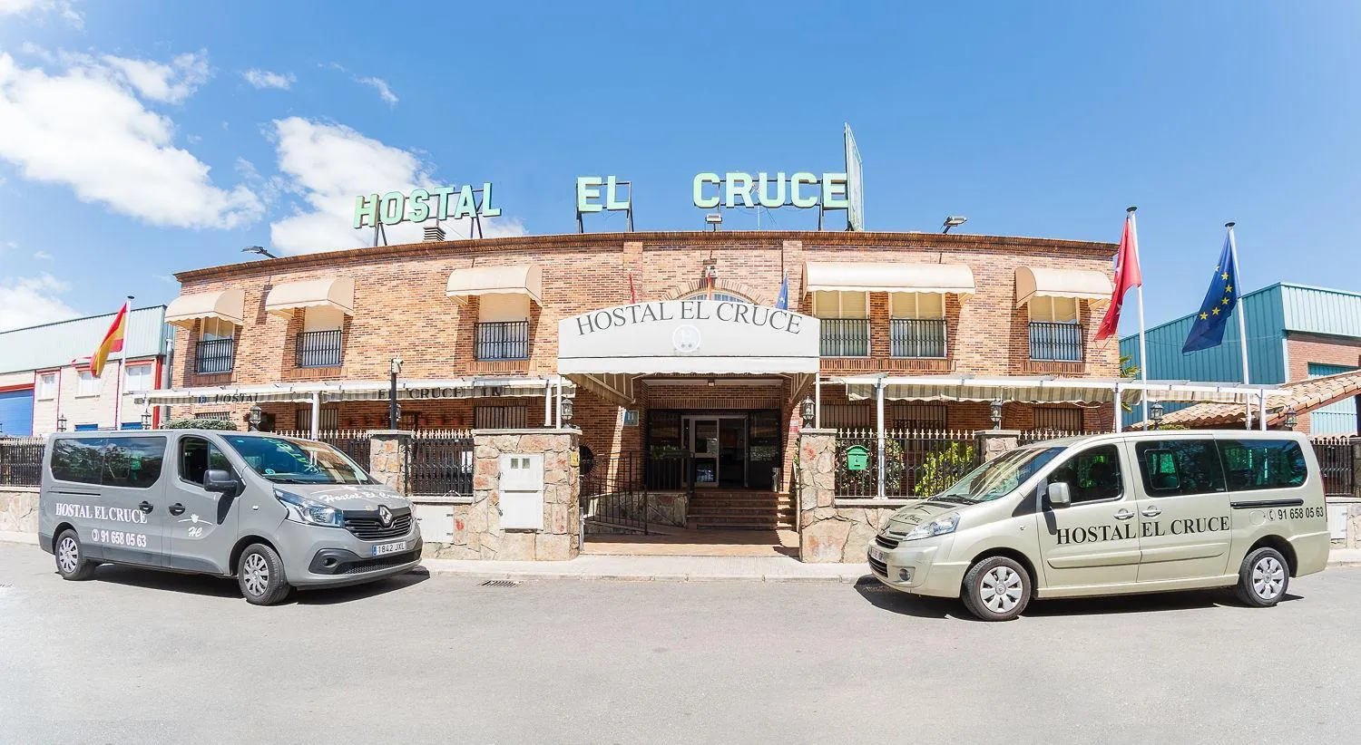 Property building in Hostal El Cruce