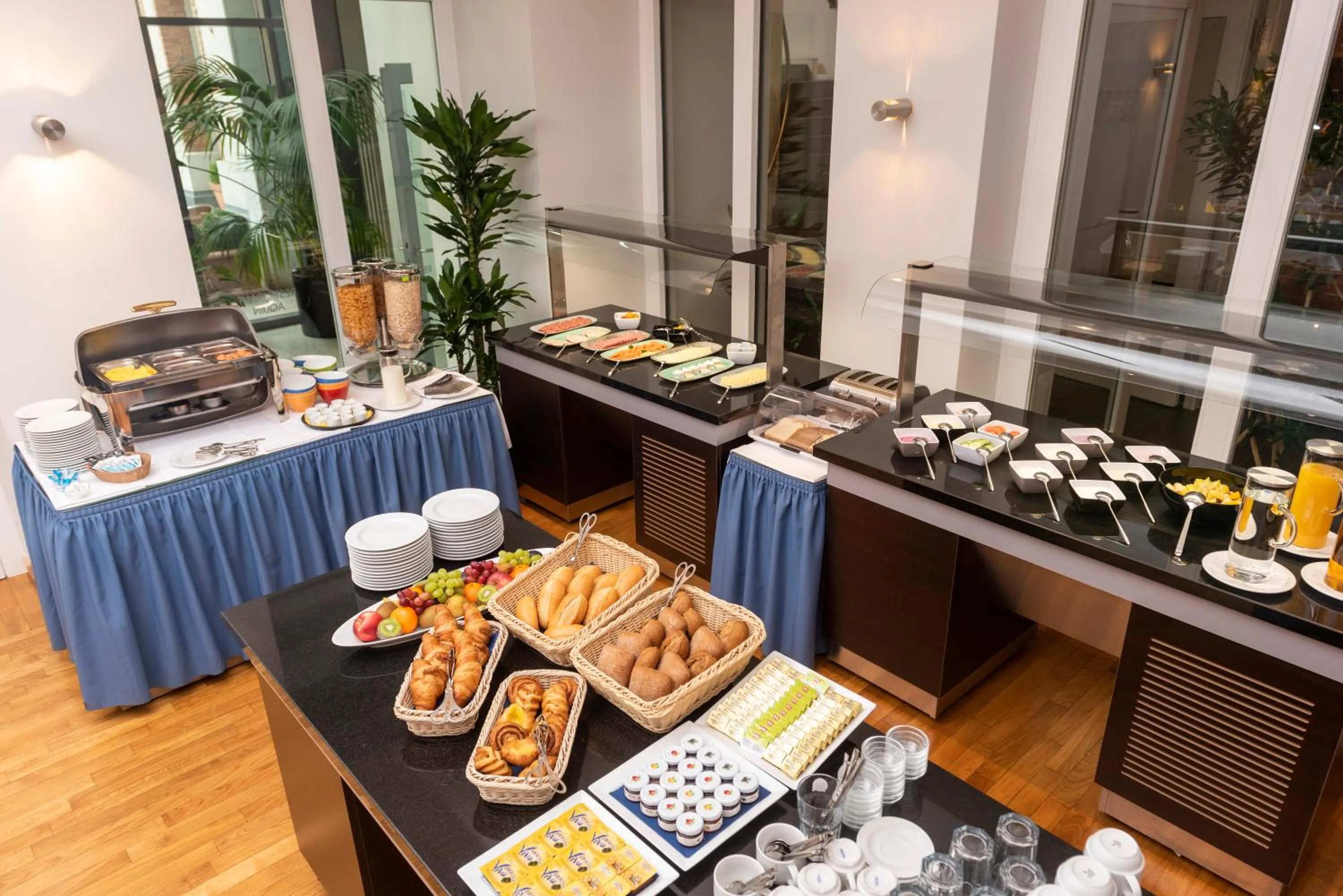 Restaurant/places to eat in Hotel Aquino Berlin