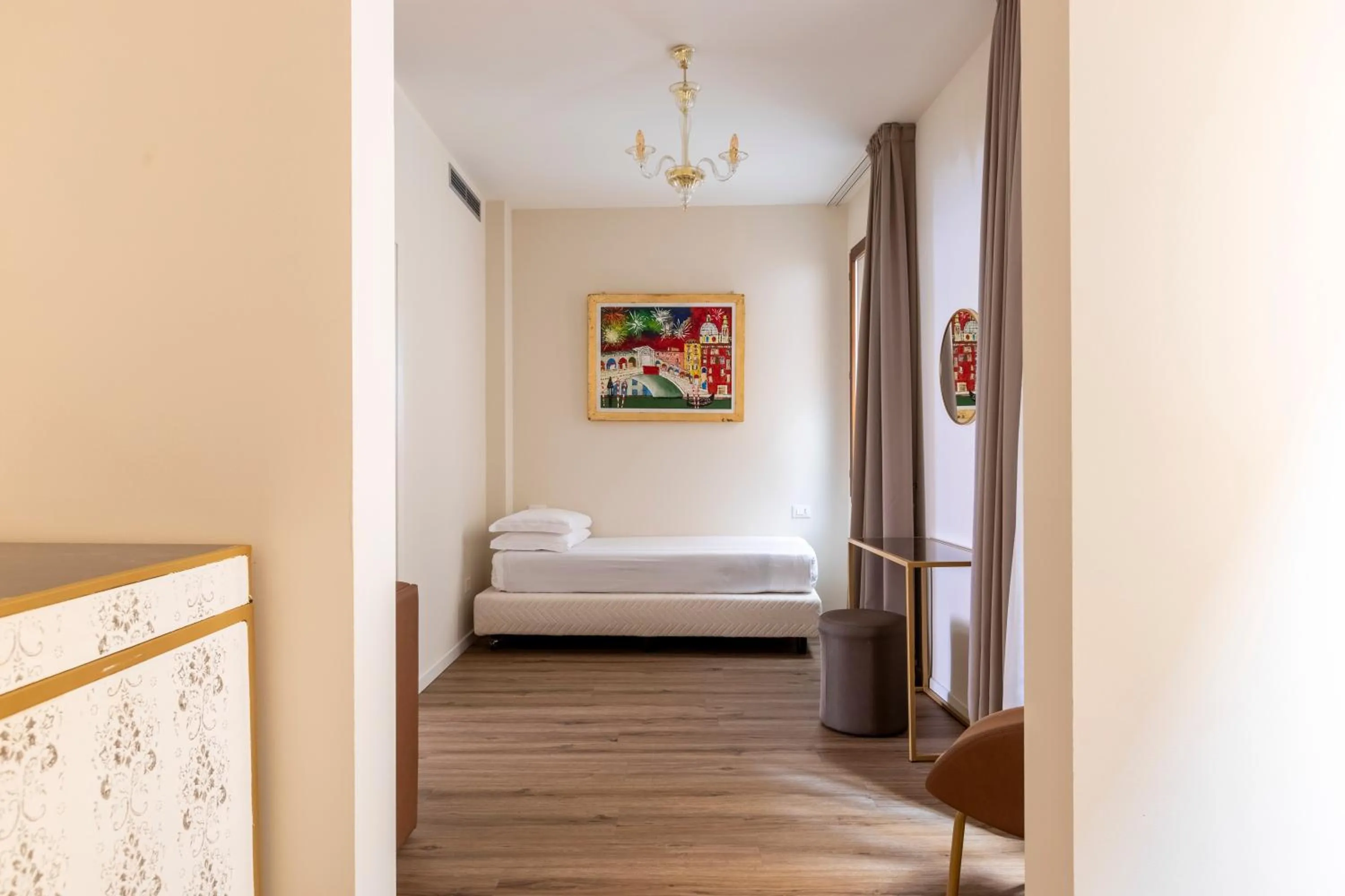 Photo of the whole room, Bed in Numa Venice Palazzo Orseolo