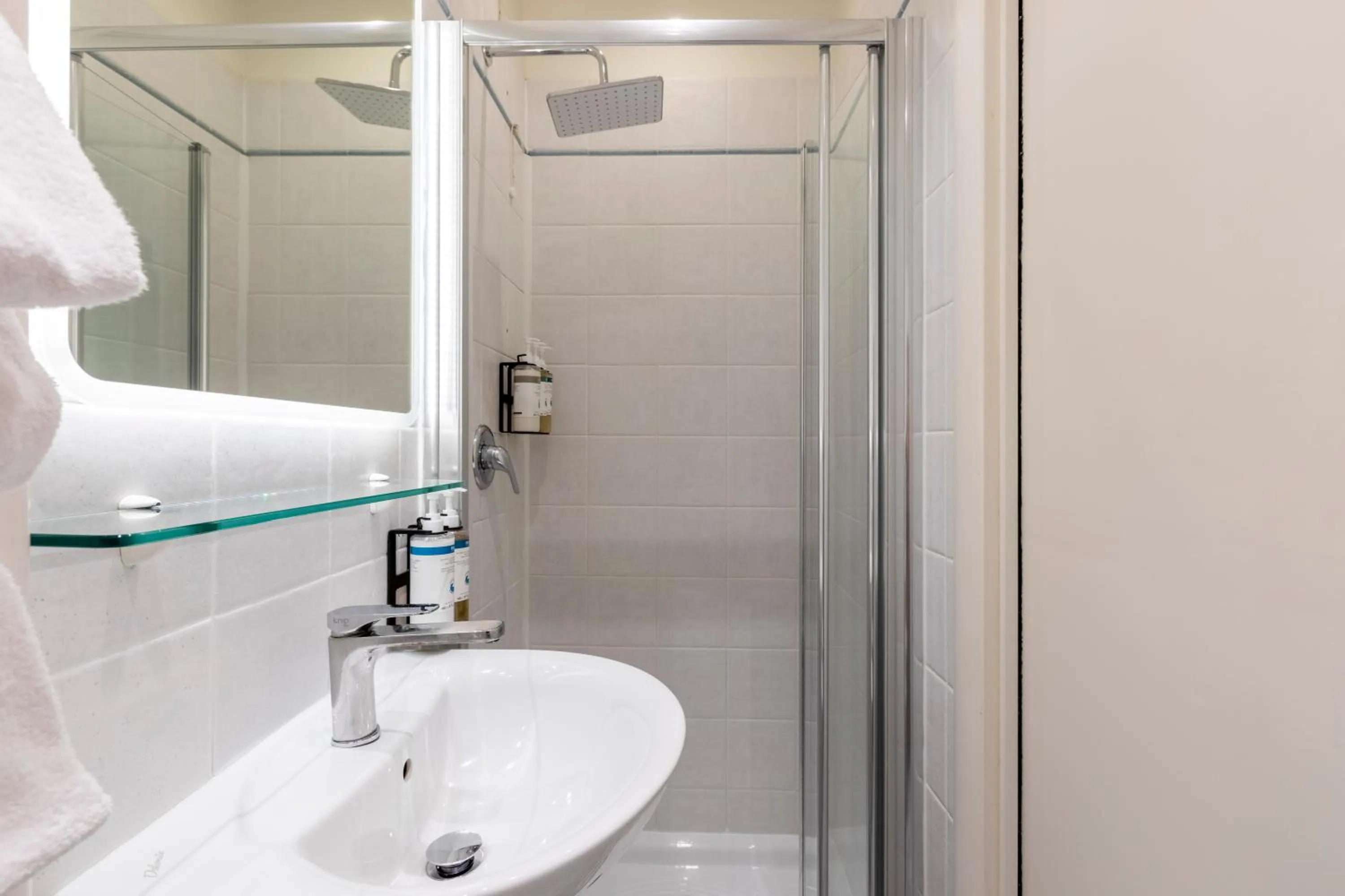 Shower in Numa Venice Palazzo Orseolo