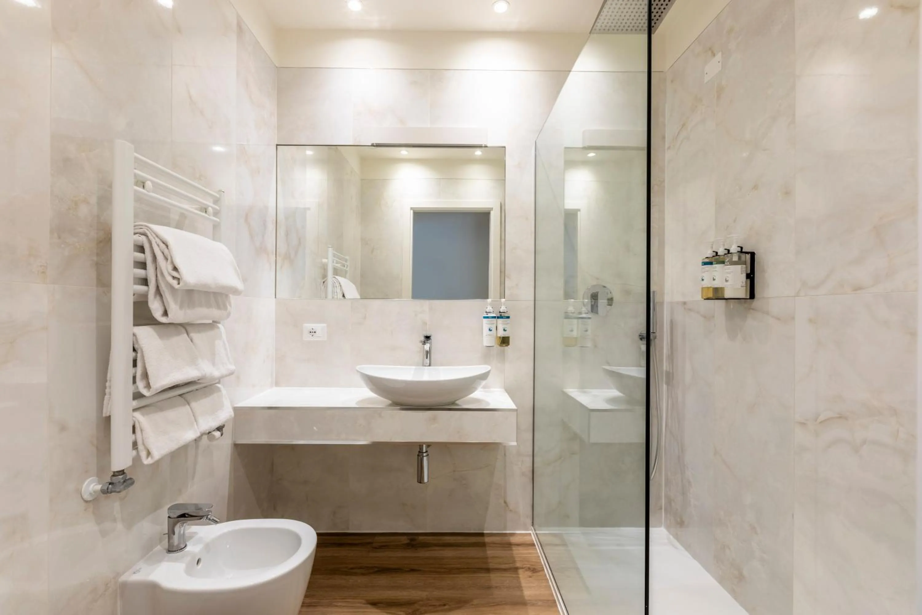 Shower in Numa Venice Palazzo Orseolo