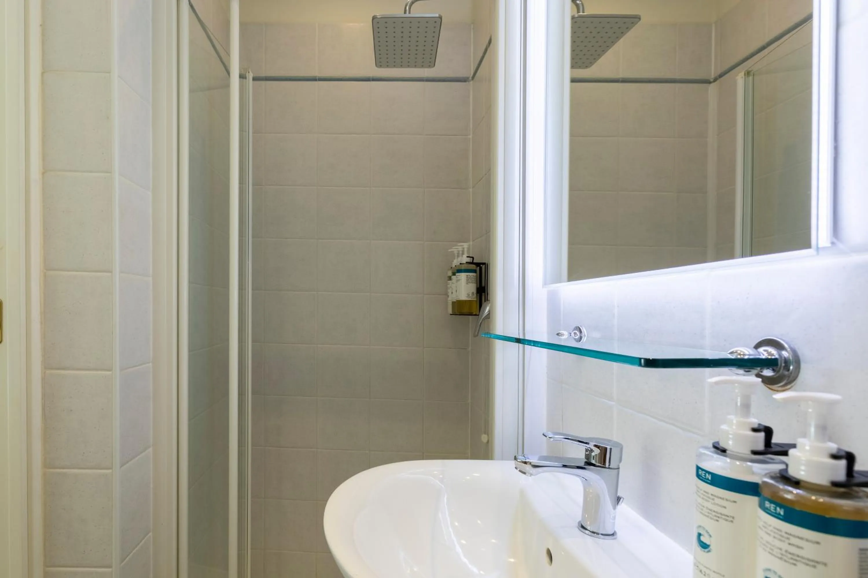 Shower in Numa Venice Palazzo Orseolo