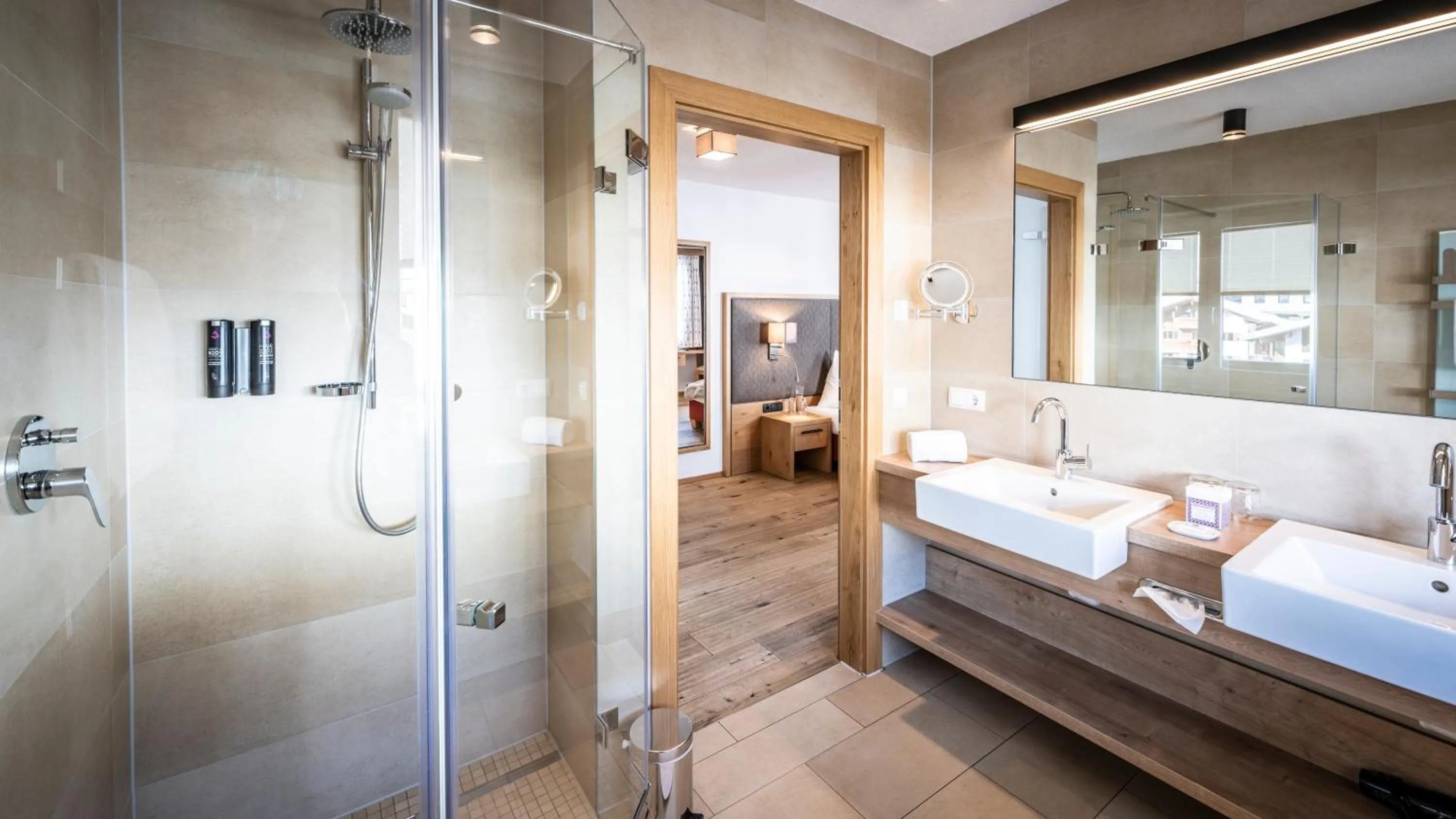 Shower, Bed in Anthony´s Alpin Hotel Garni